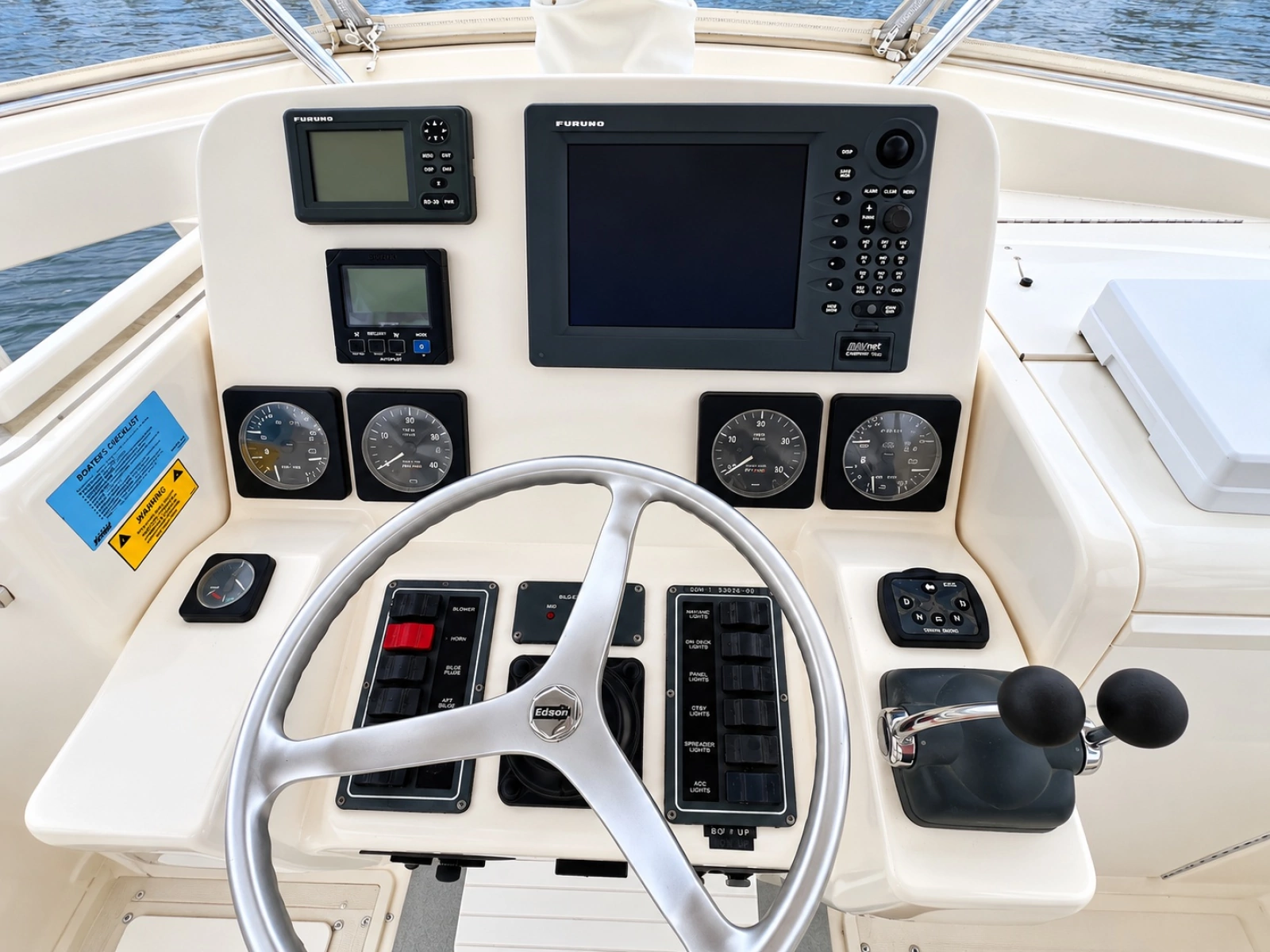 2003 Pursuit 3000 Offshore
