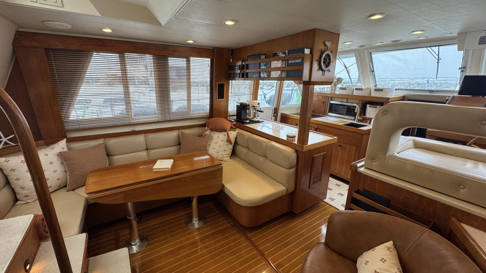 Salon Looking Port