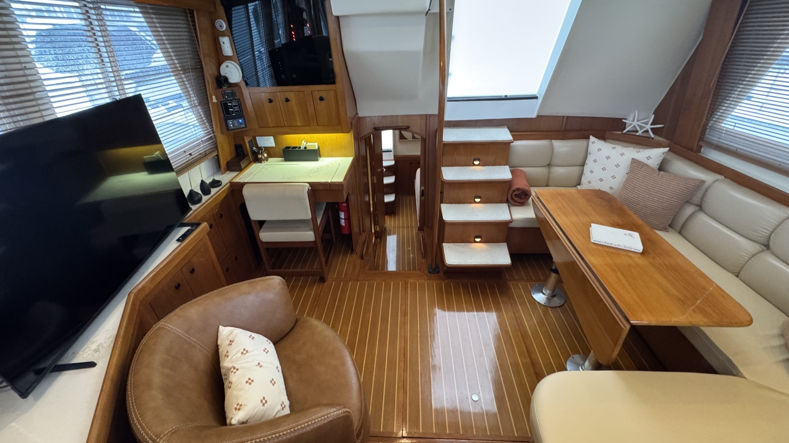 Salon Looking Aft