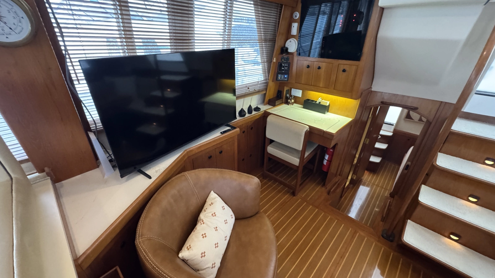 Salon Looking Aft Starboard