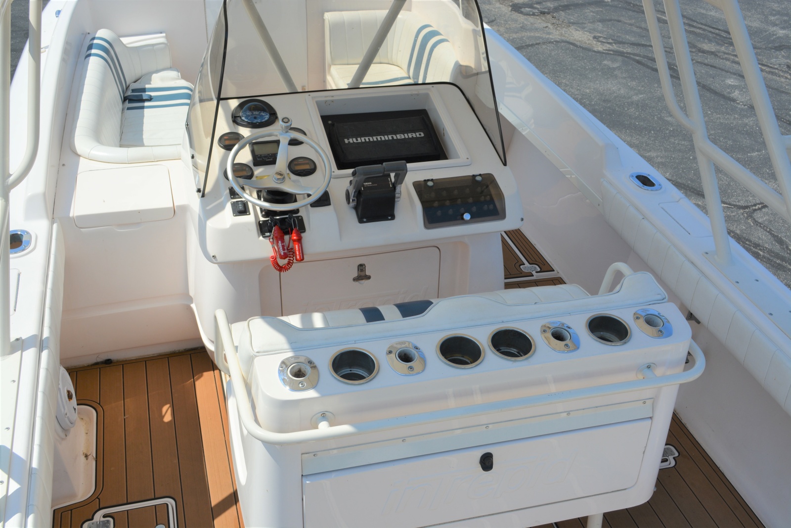 2001 Intrepid 322 Cuddy
