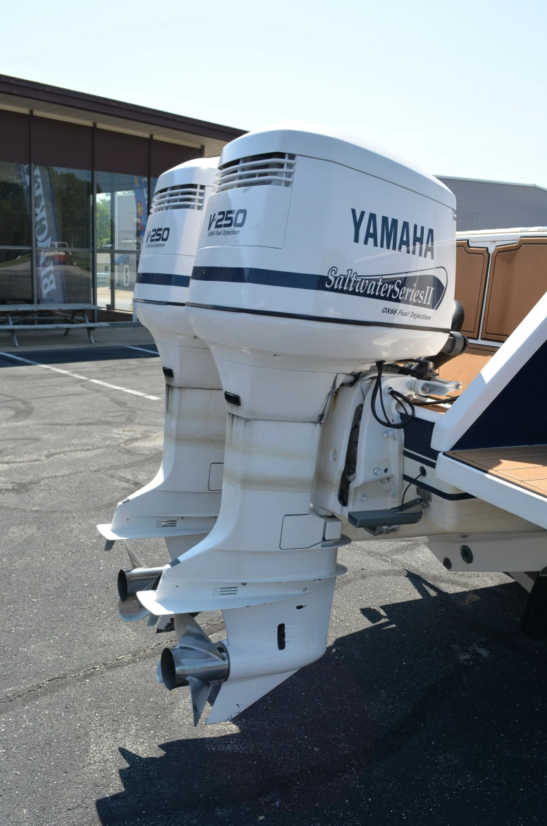 2001 Intrepid 322 Cuddy
