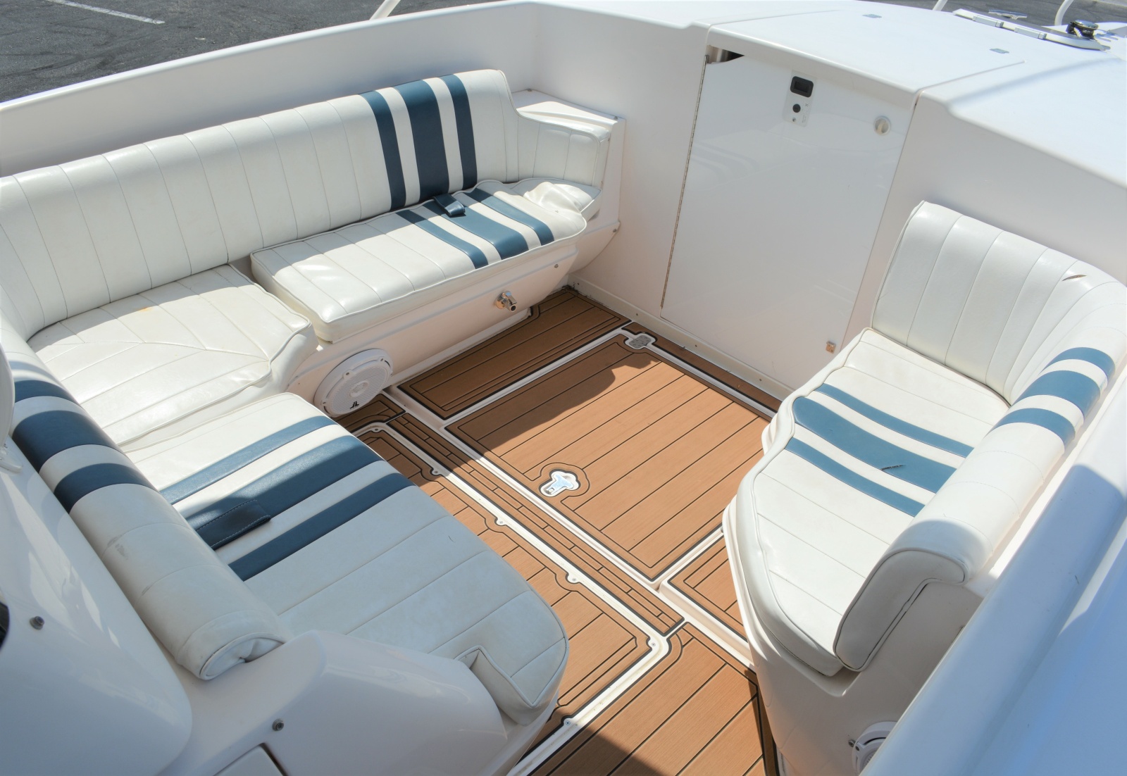 2001 Intrepid 322 Cuddy