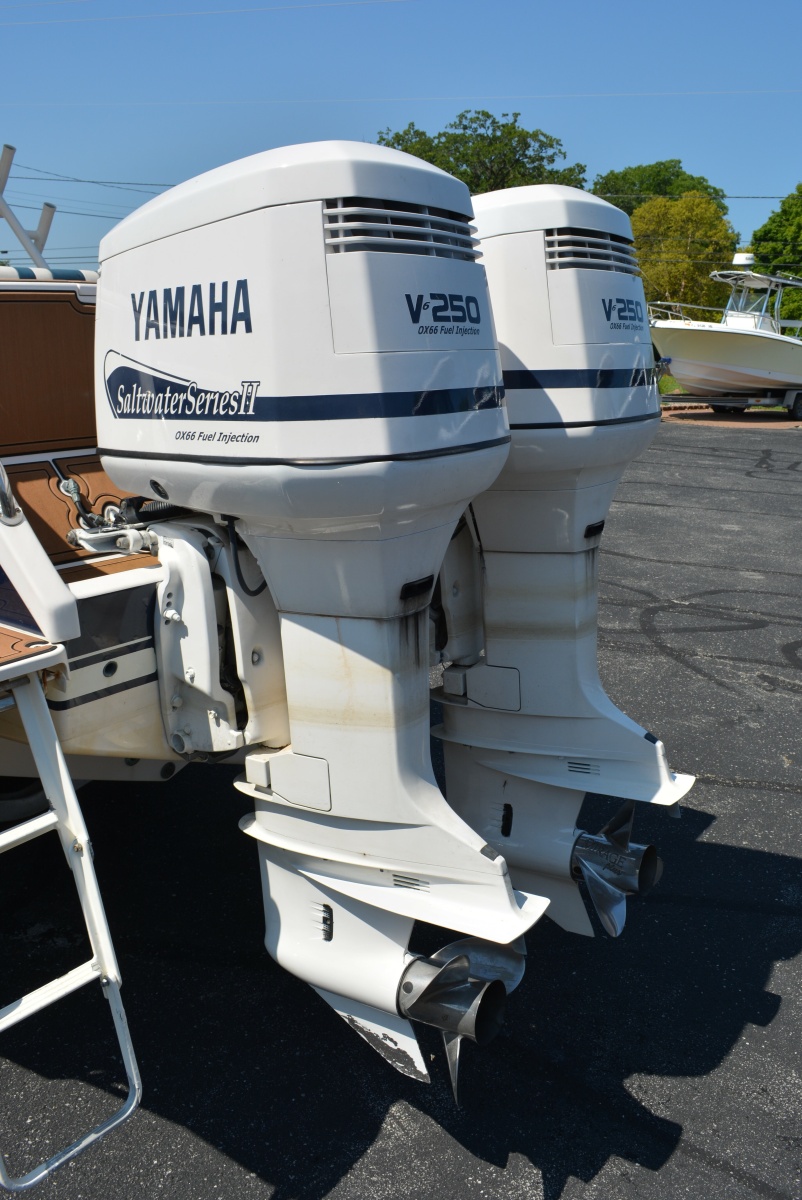 2001 Intrepid 322 Cuddy