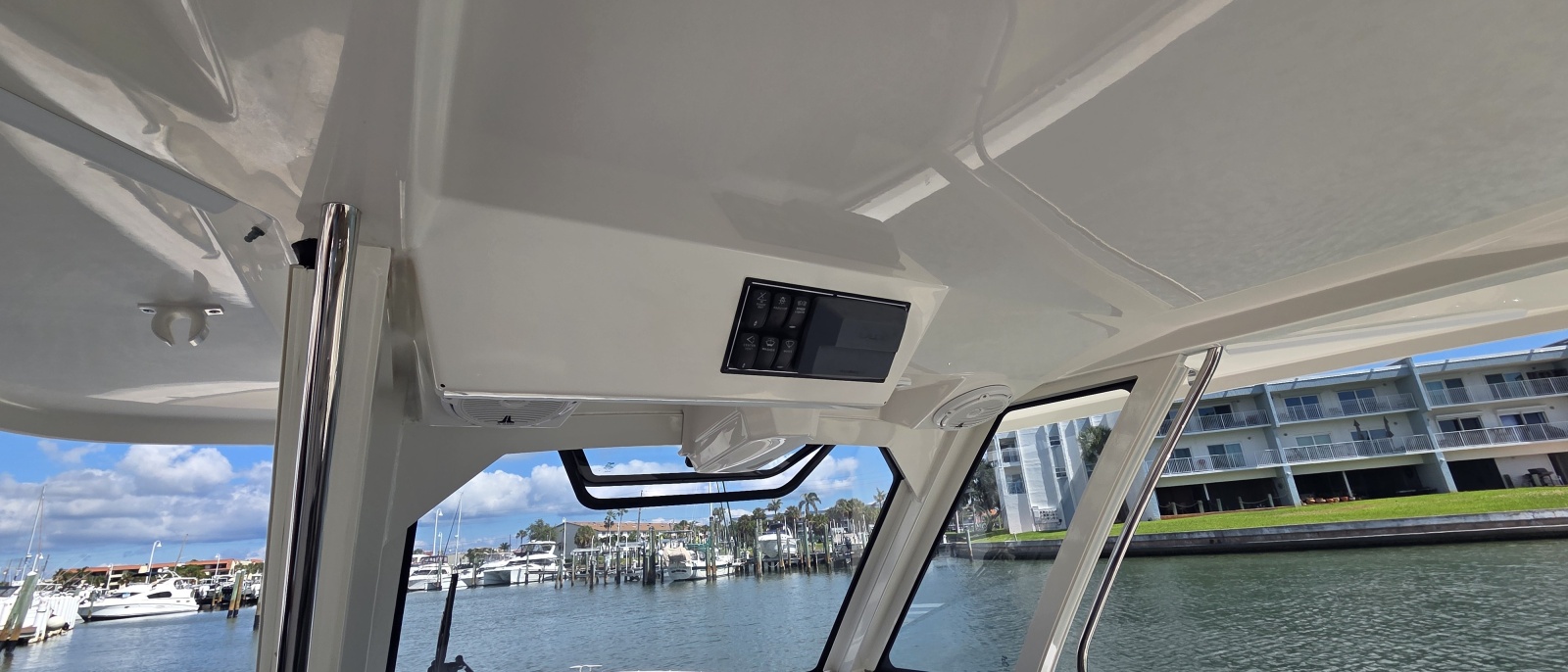 2019 Pursuit 328 Sport