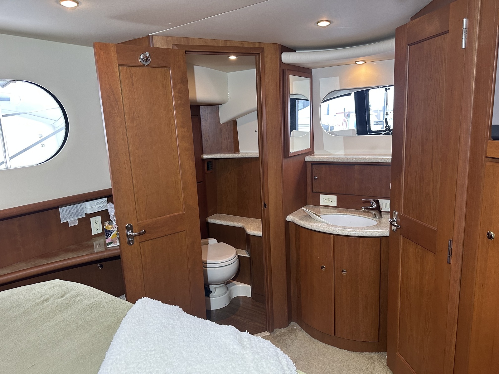 2005 Silverton 43 Motor Yacht