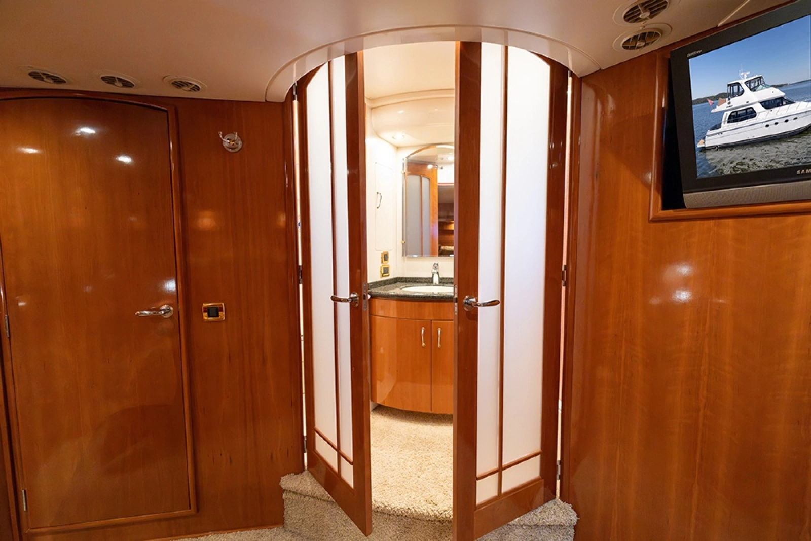Entry to the master head with vanity