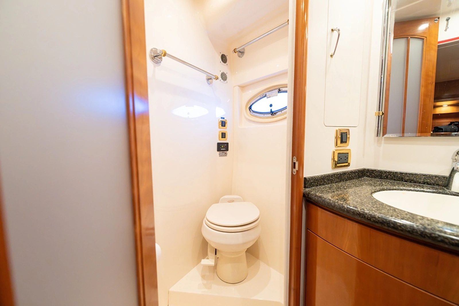 2005 Carver 56 Voyager