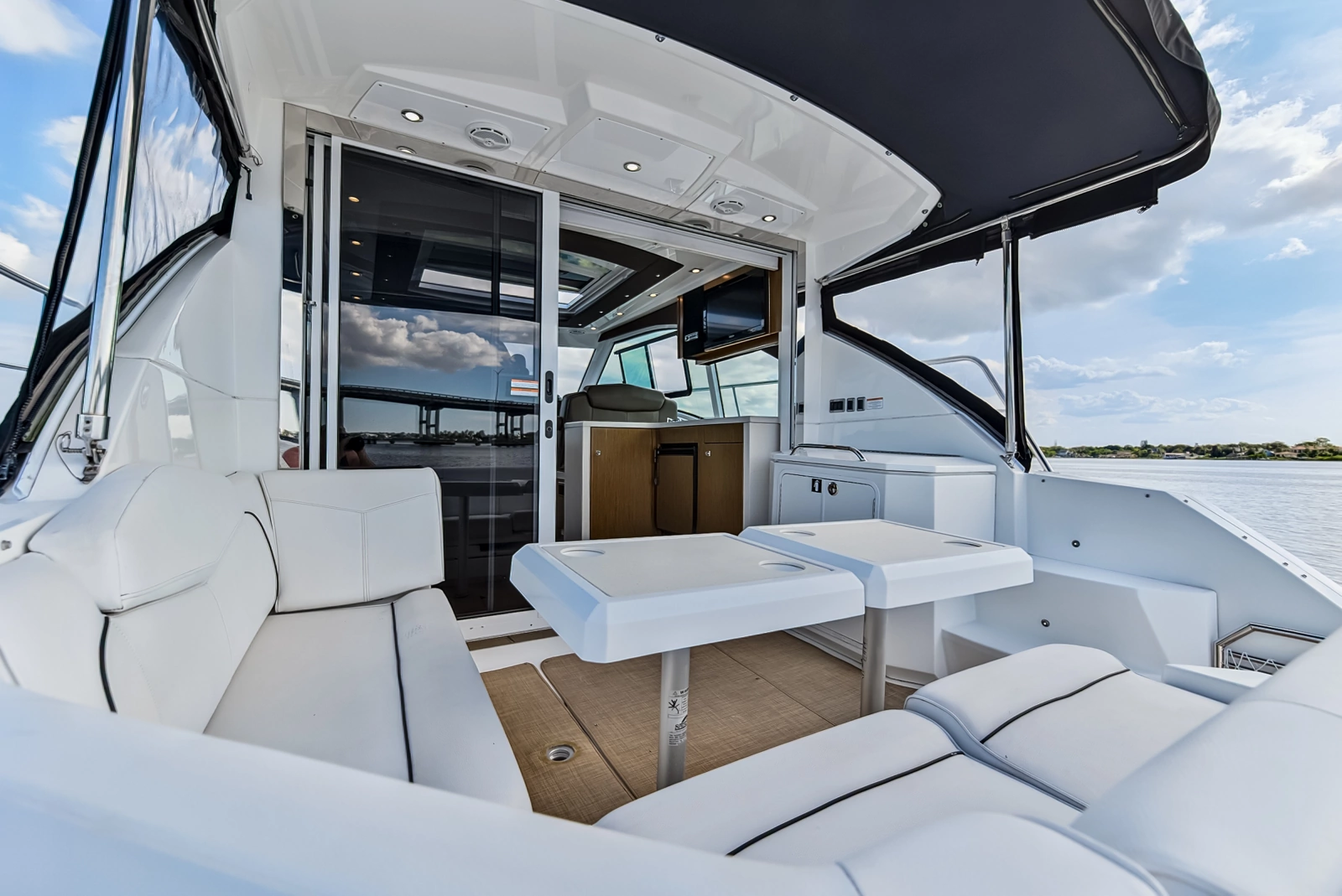 2016 Cruisers Yachts 
