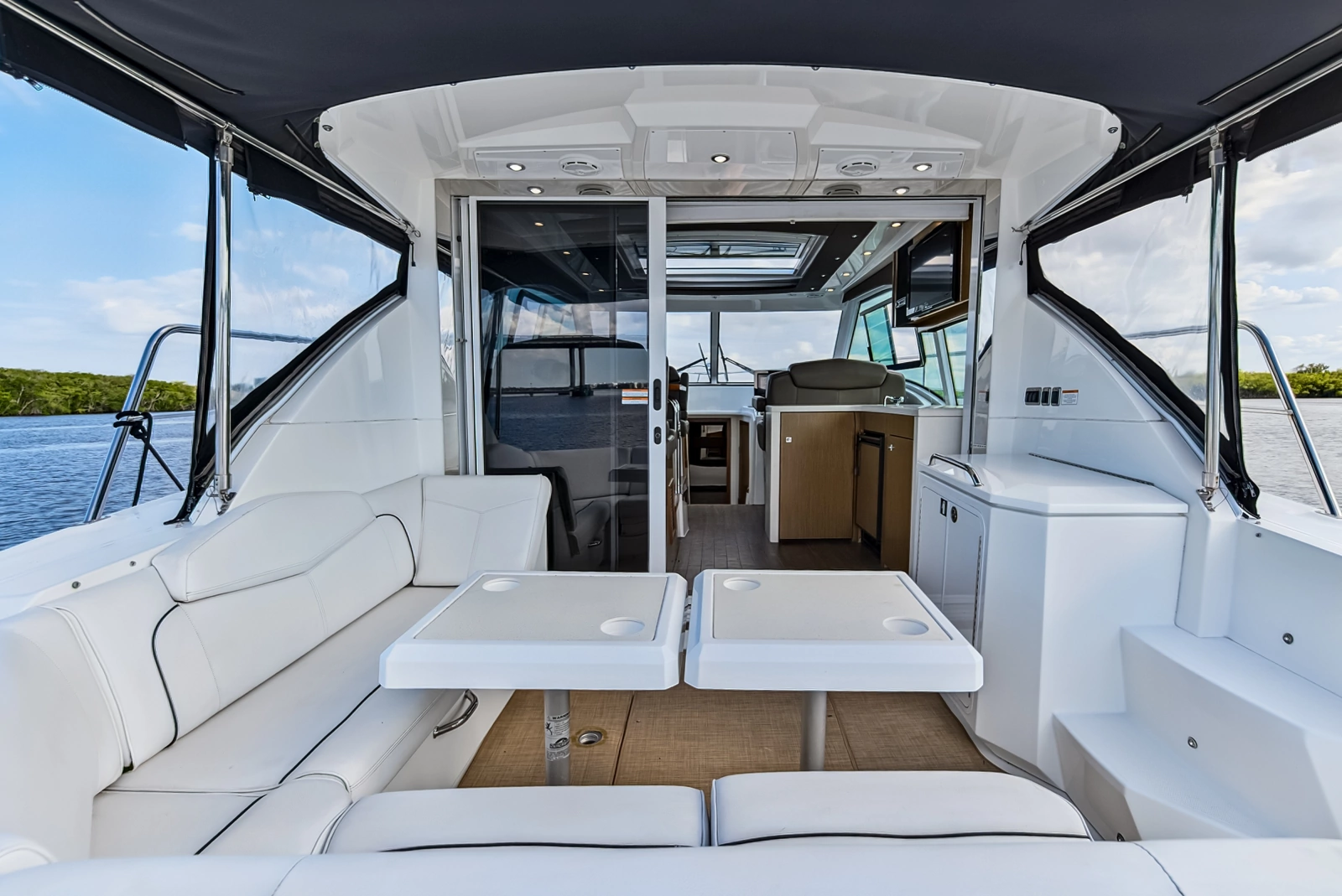 2016 Cruisers Yachts 