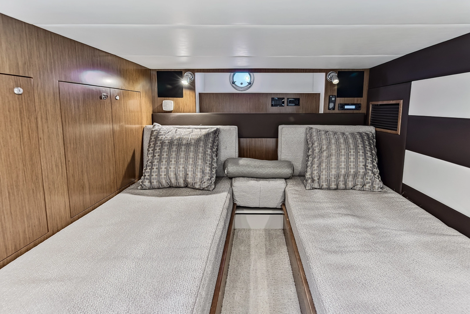 2016 Cruisers Yachts 