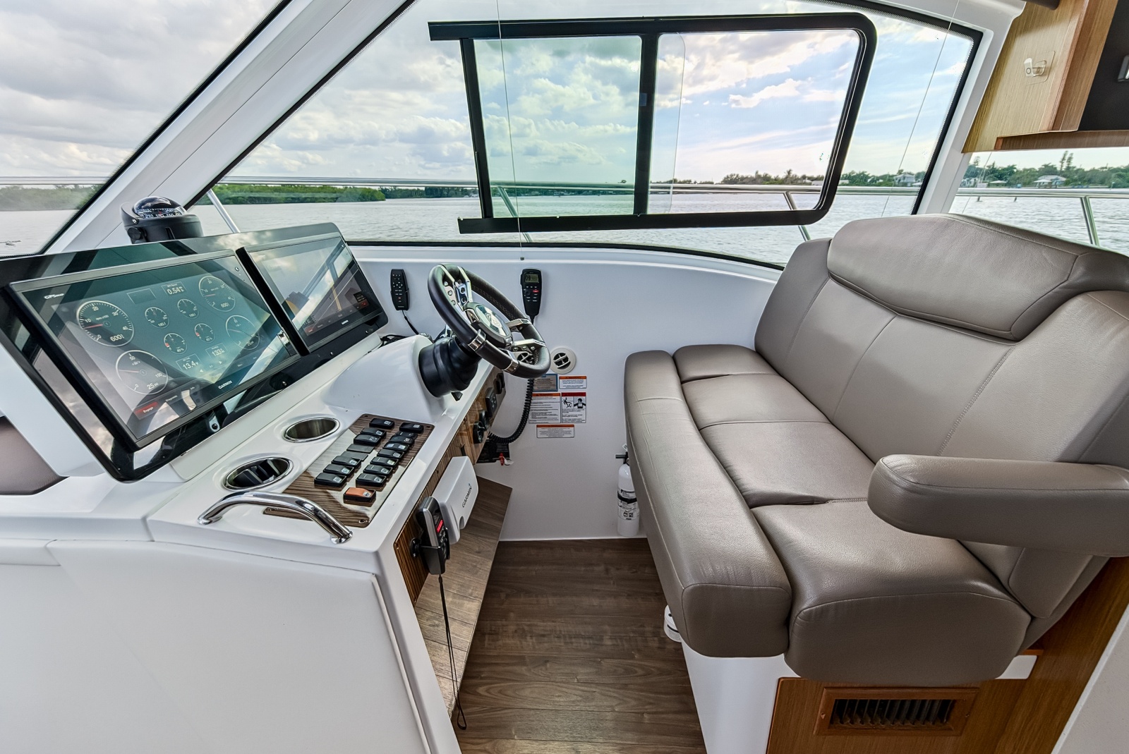 2016 Cruisers Yachts 