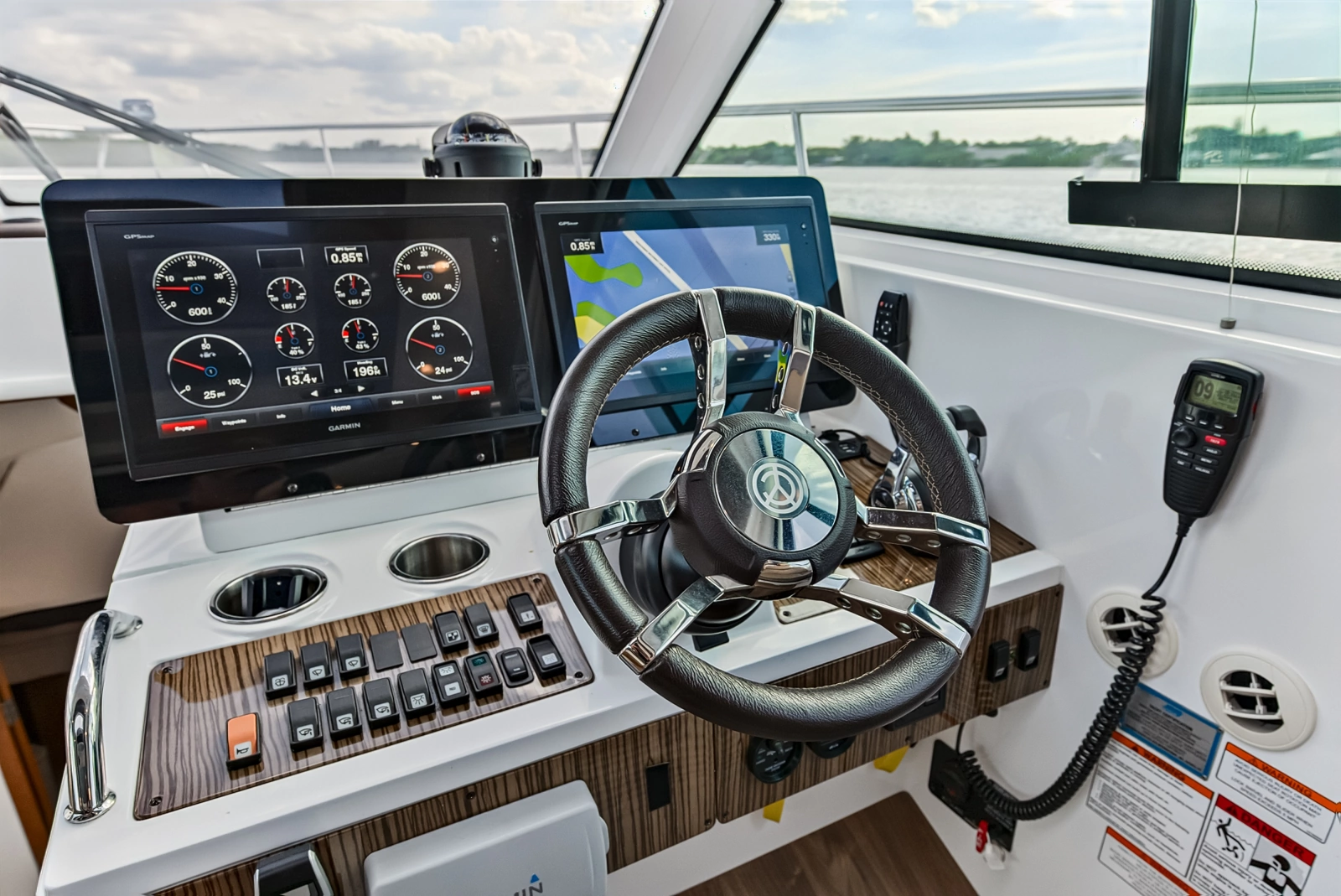 2016 Cruisers Yachts 
