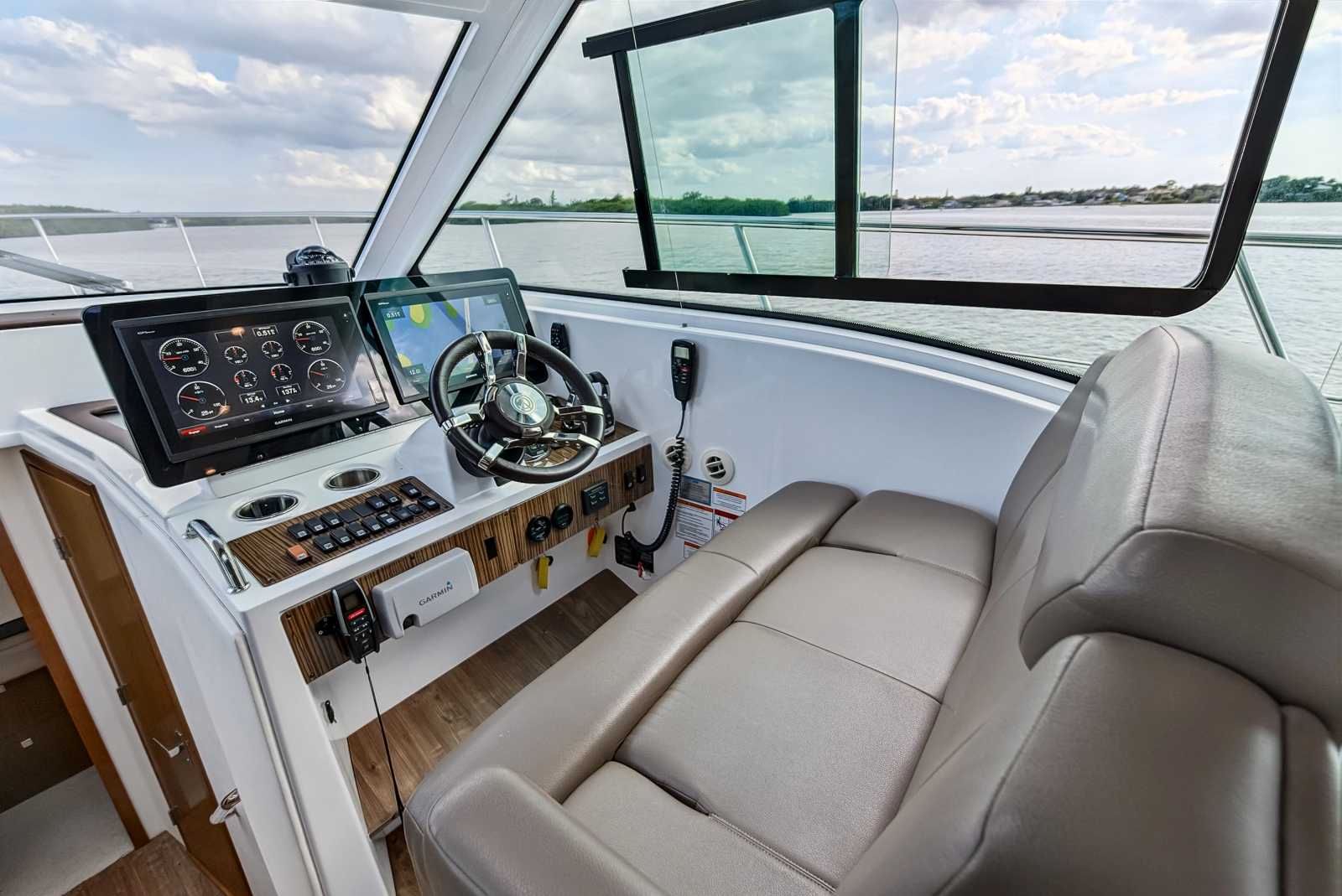 2016 Cruisers Yachts 