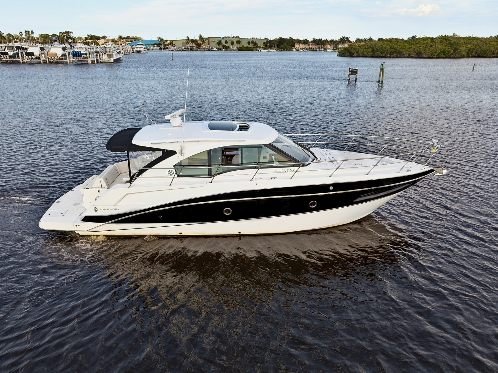 2016 Cruisers Yachts 41 Cantius