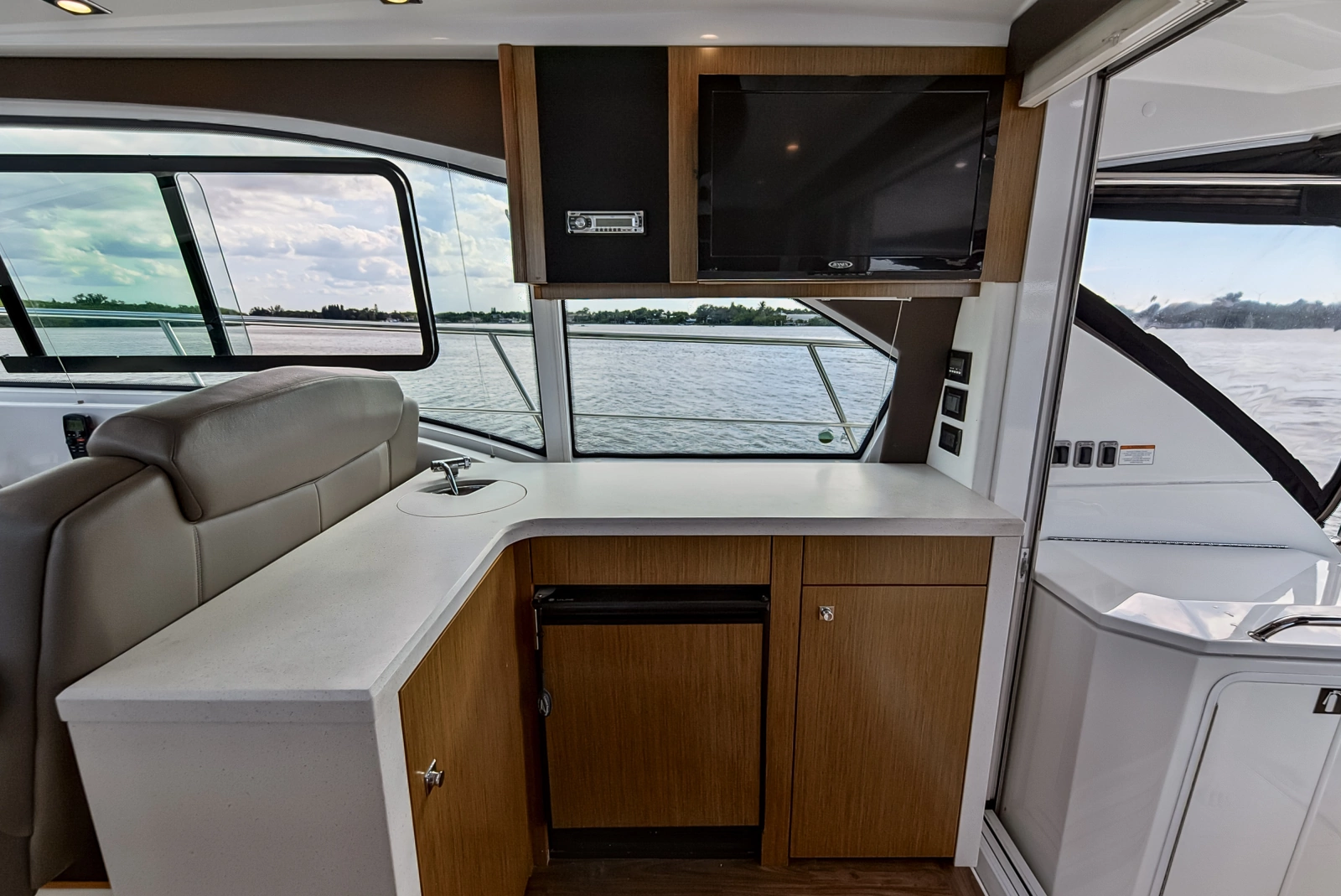 2016 Cruisers Yachts 