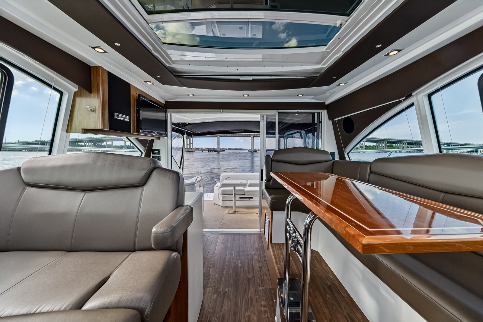2016 Cruisers Yachts 