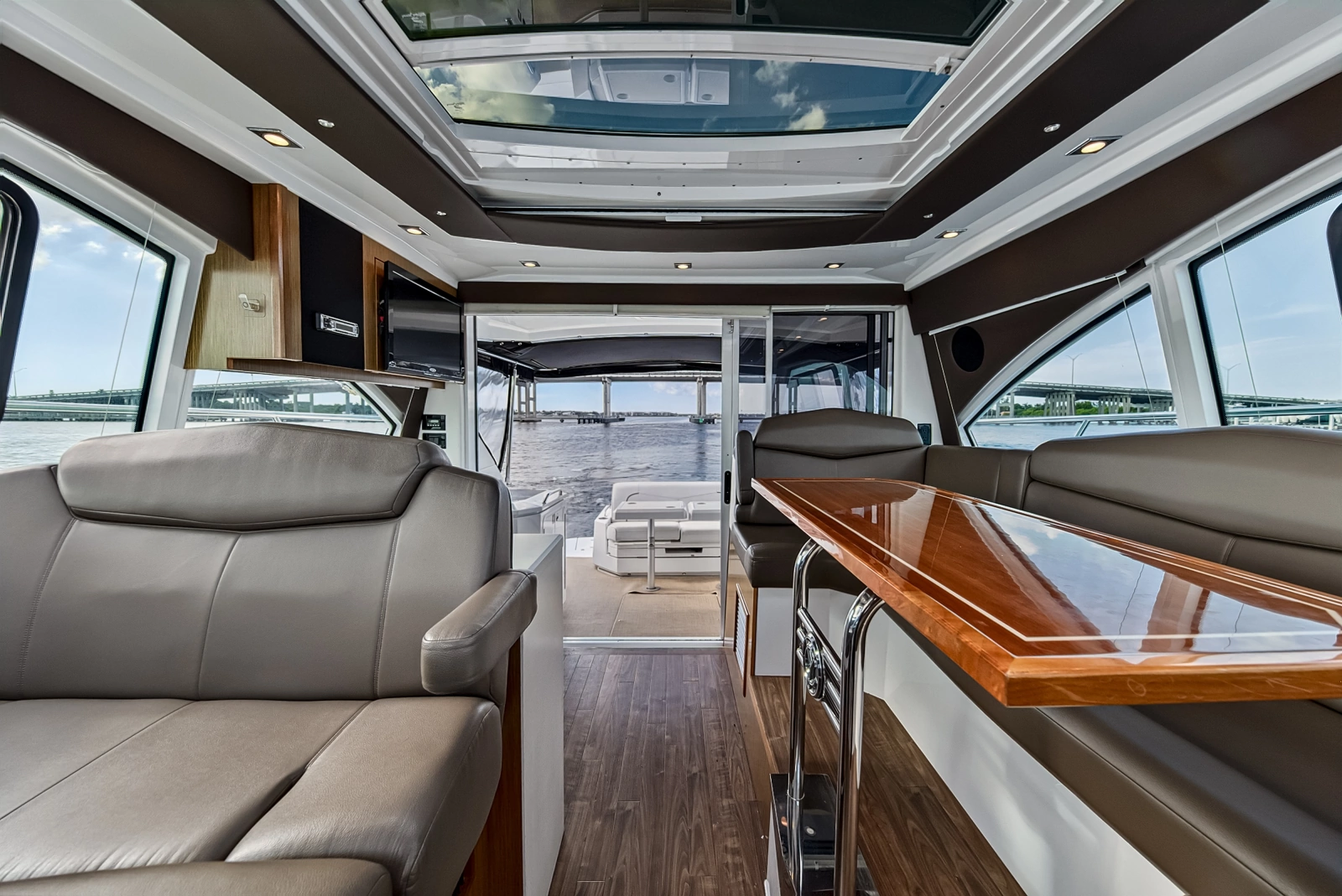 2016 Cruisers Yachts 