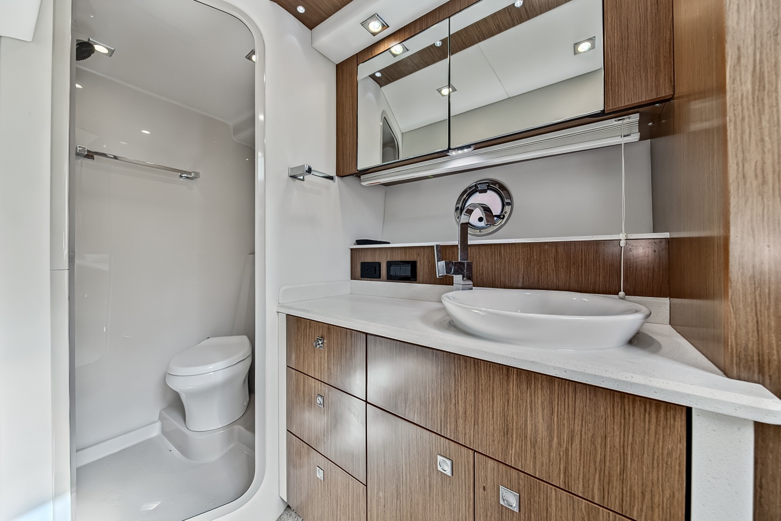 2016 Cruisers Yachts 