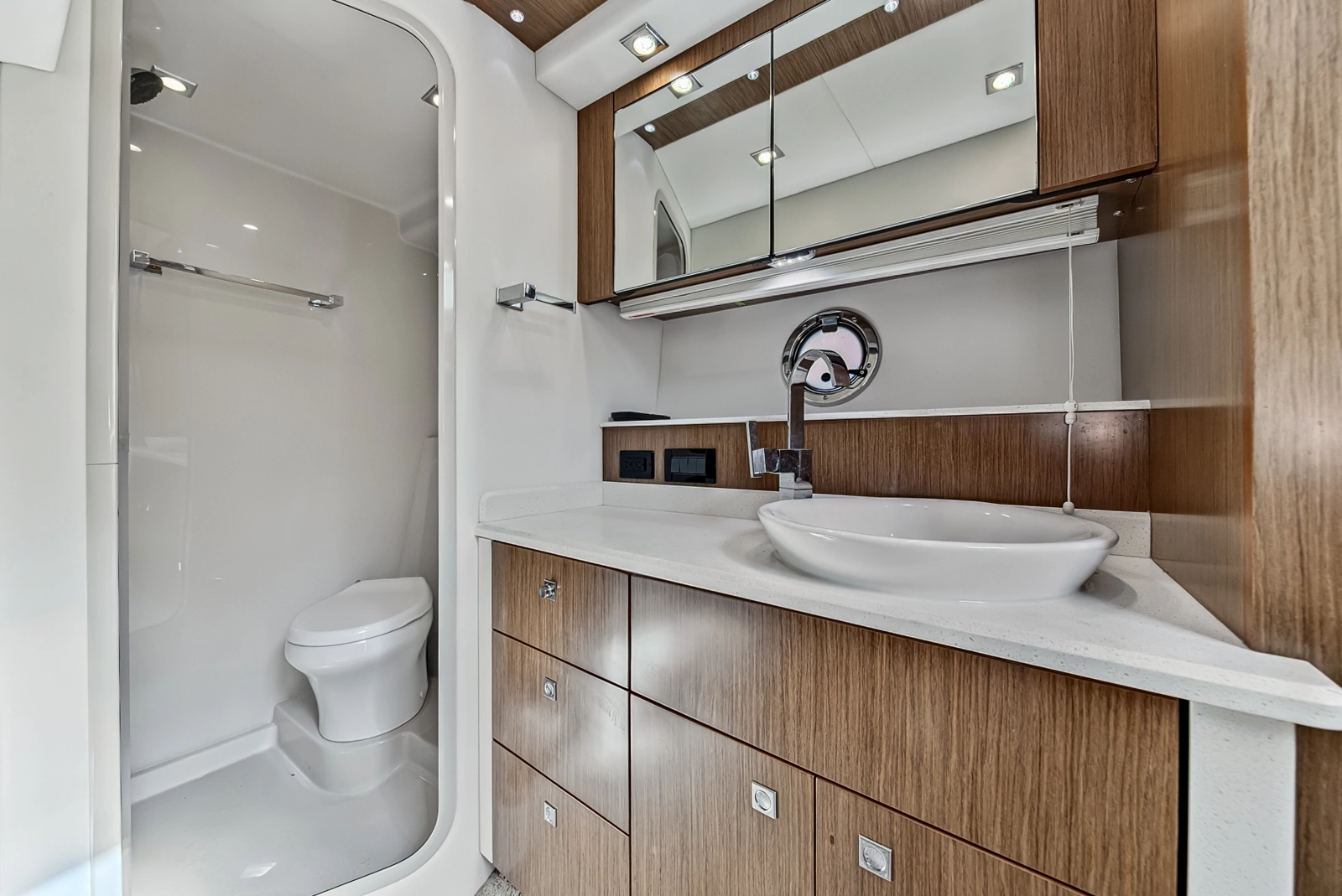 2016 Cruisers Yachts 