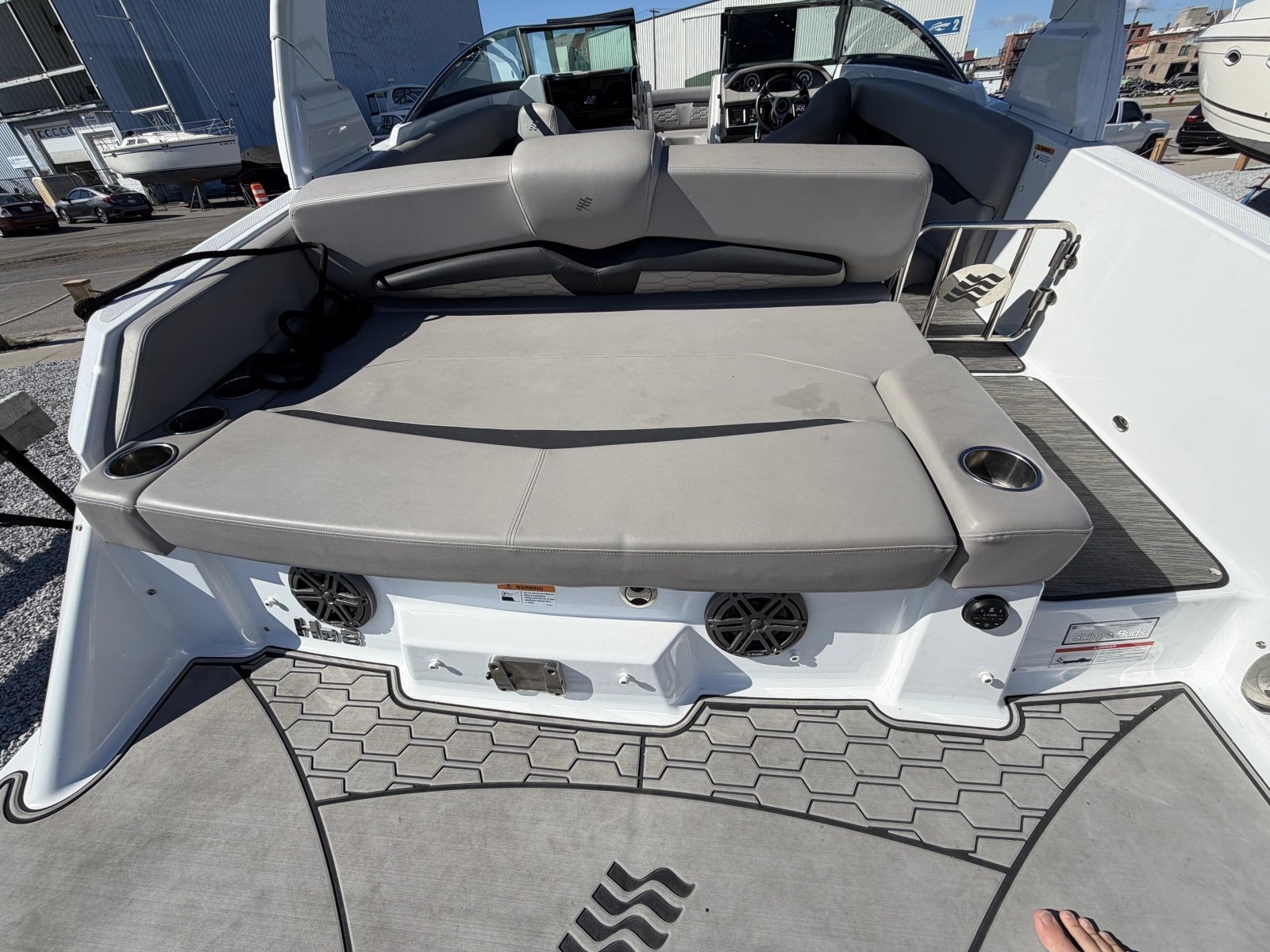 2022 Four Winns HD8
