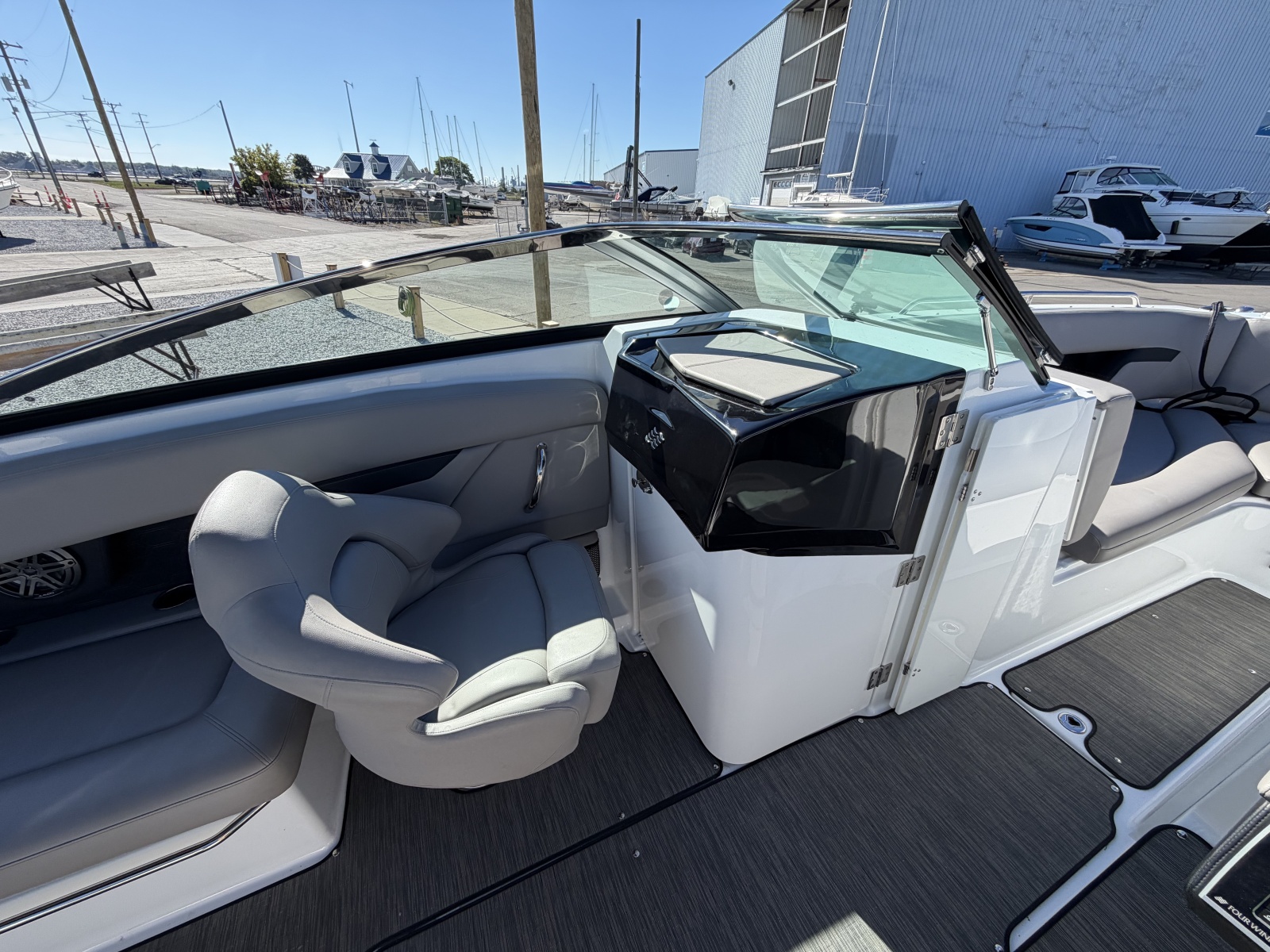 2022 Four Winns HD8