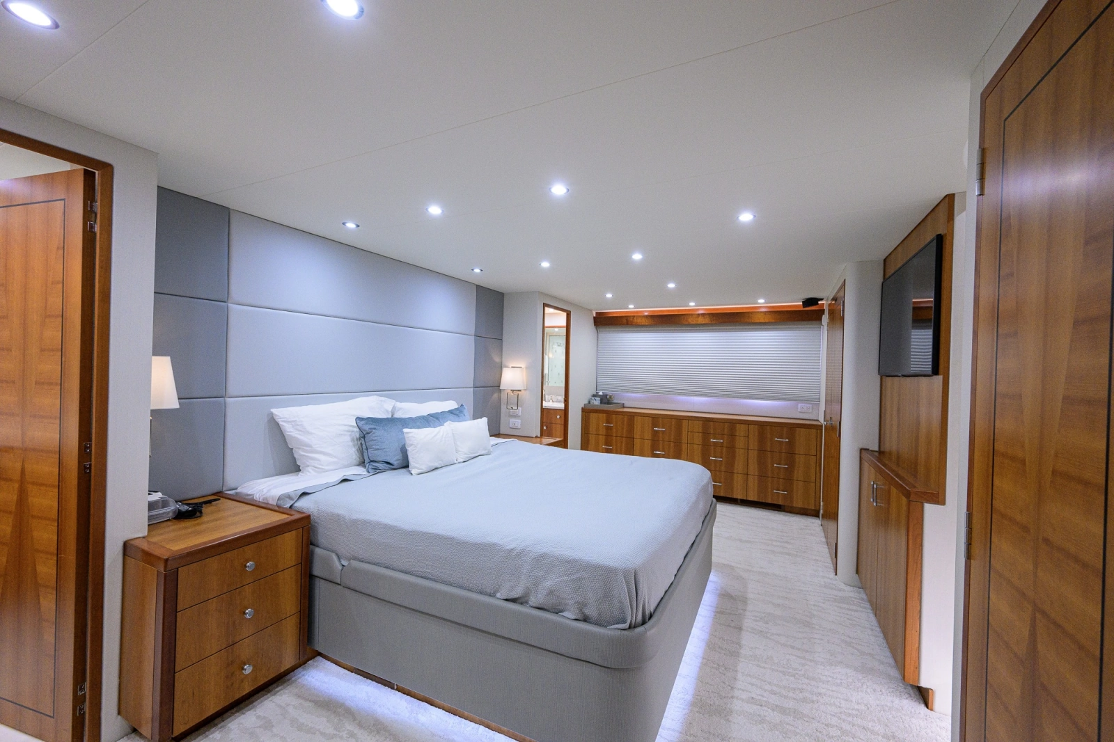 2013 Hatteras 80 Motor Yacht