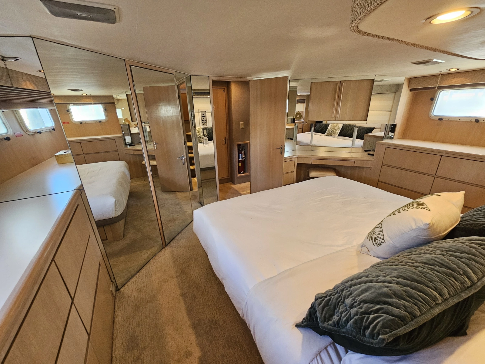 1991 Hatteras 70 Cockpit Motor Yacht