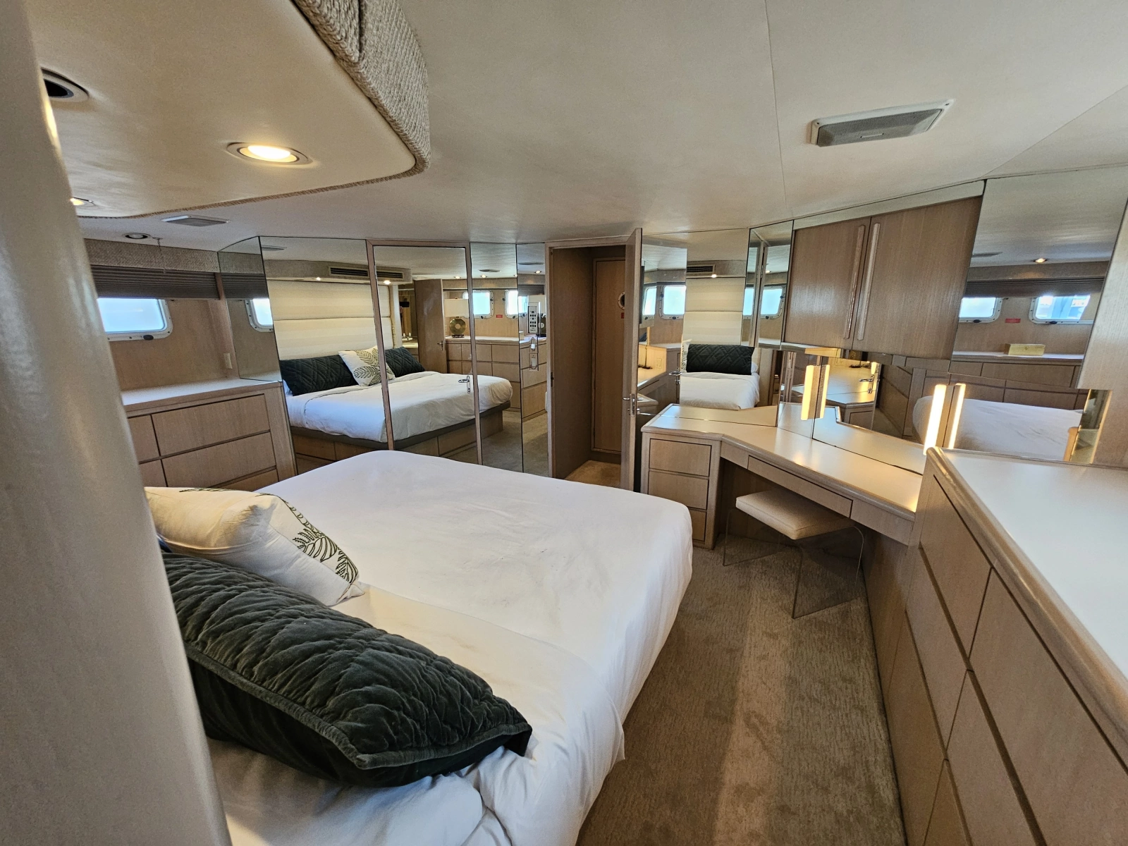 1991 Hatteras 70 Cockpit Motor Yacht