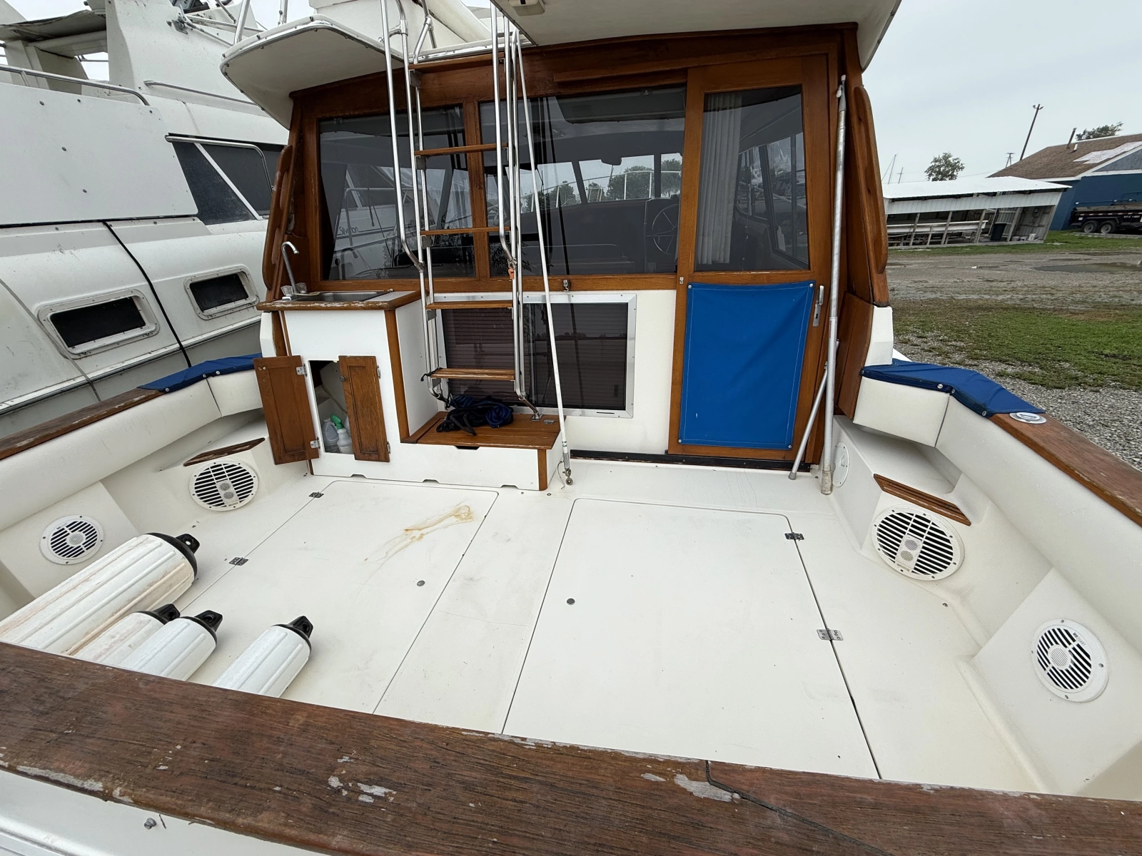 Lake Breeze 32ft Bayliner Yacht For Sale