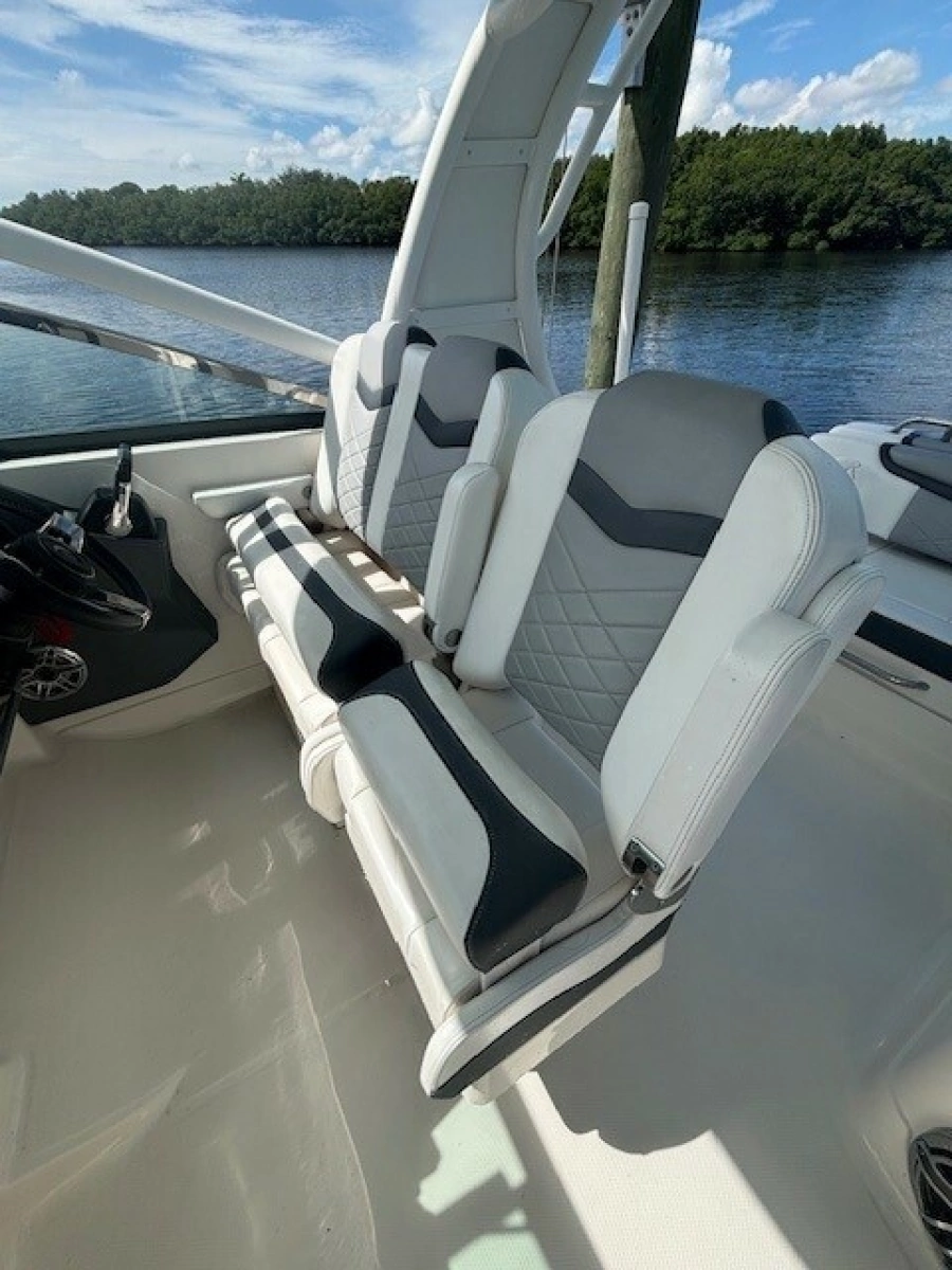 2021 Chaparral 28 OSX
