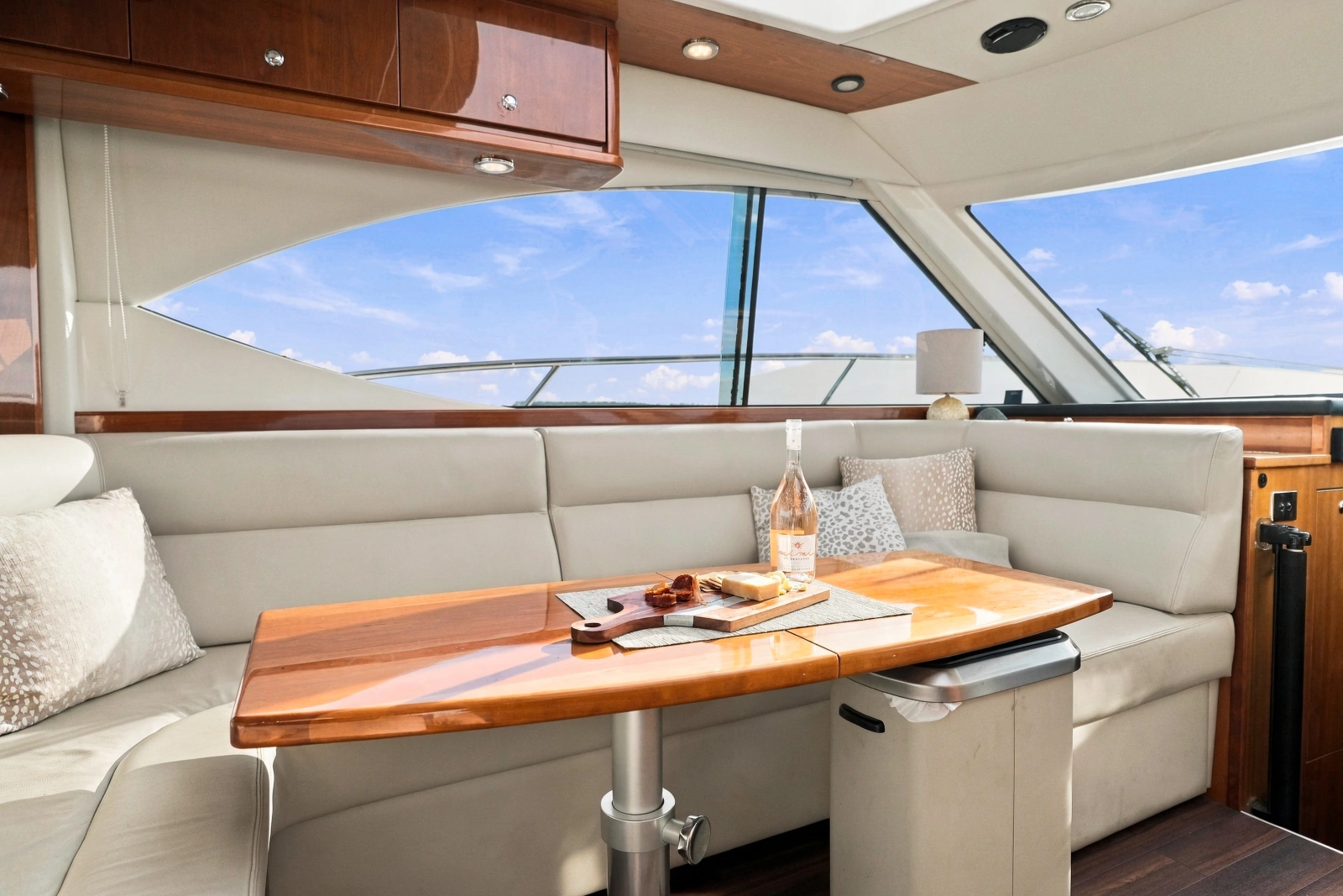 2015 Riviera 4400 Sport Yacht
