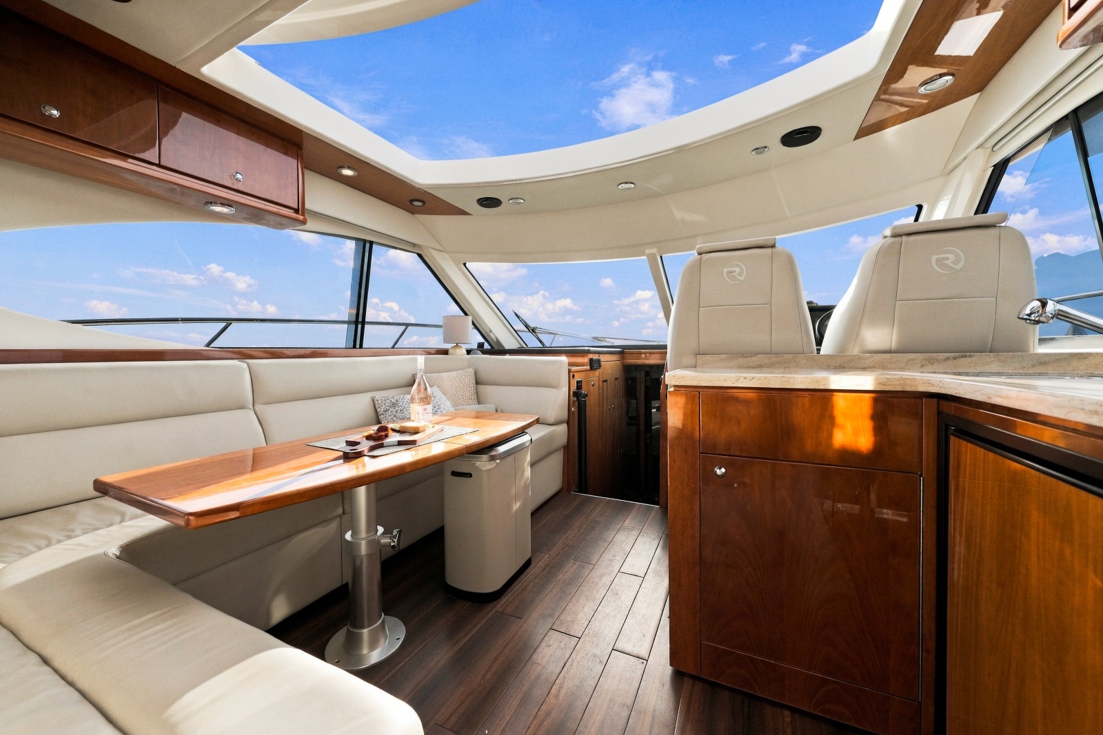 2015 Riviera 4400 Sport Yacht