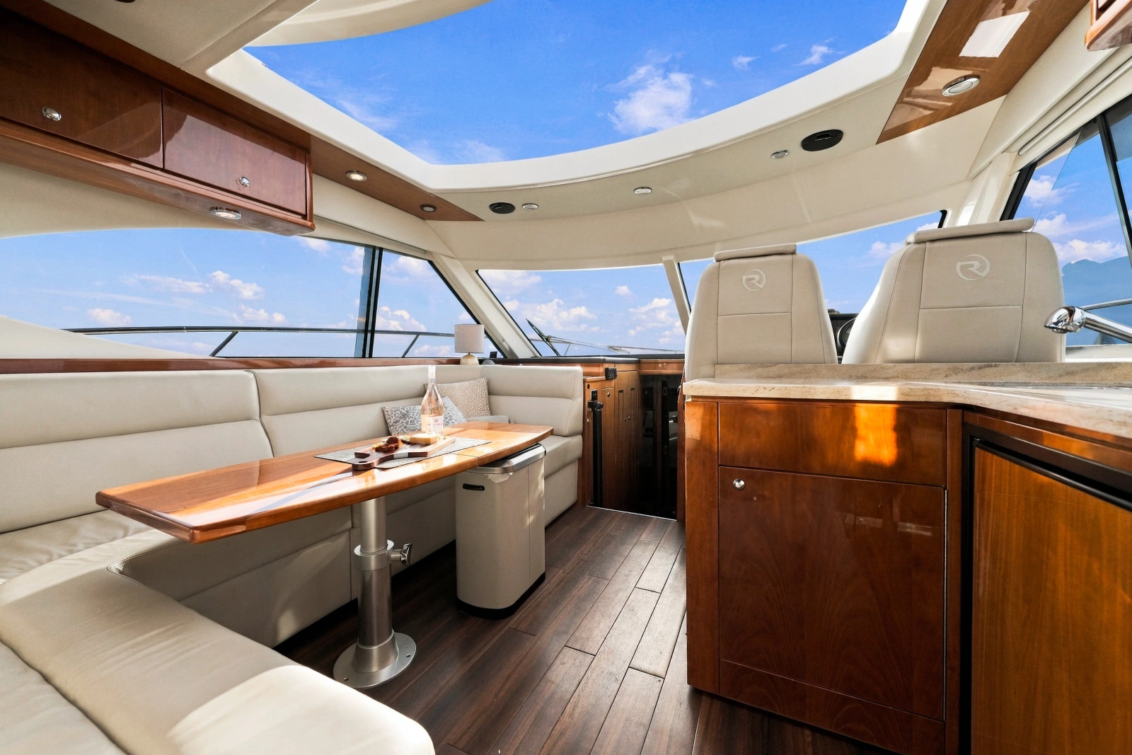 2015 Riviera 4400 Sport Yacht