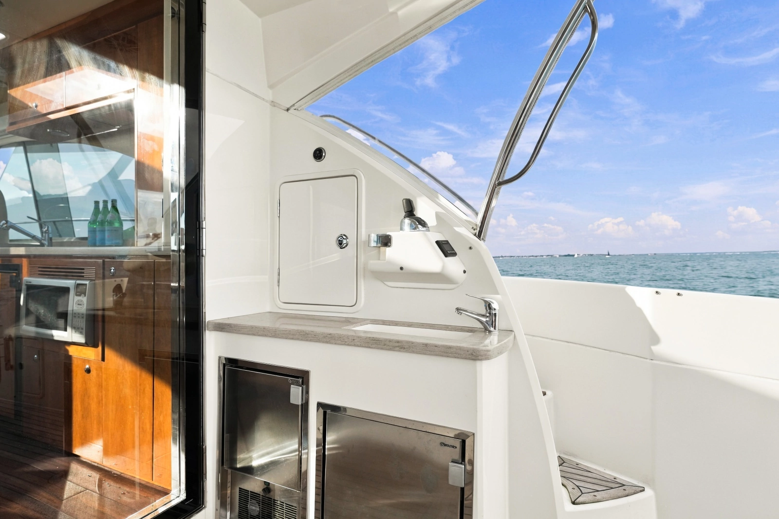 2015 Riviera 4400 Sport Yacht