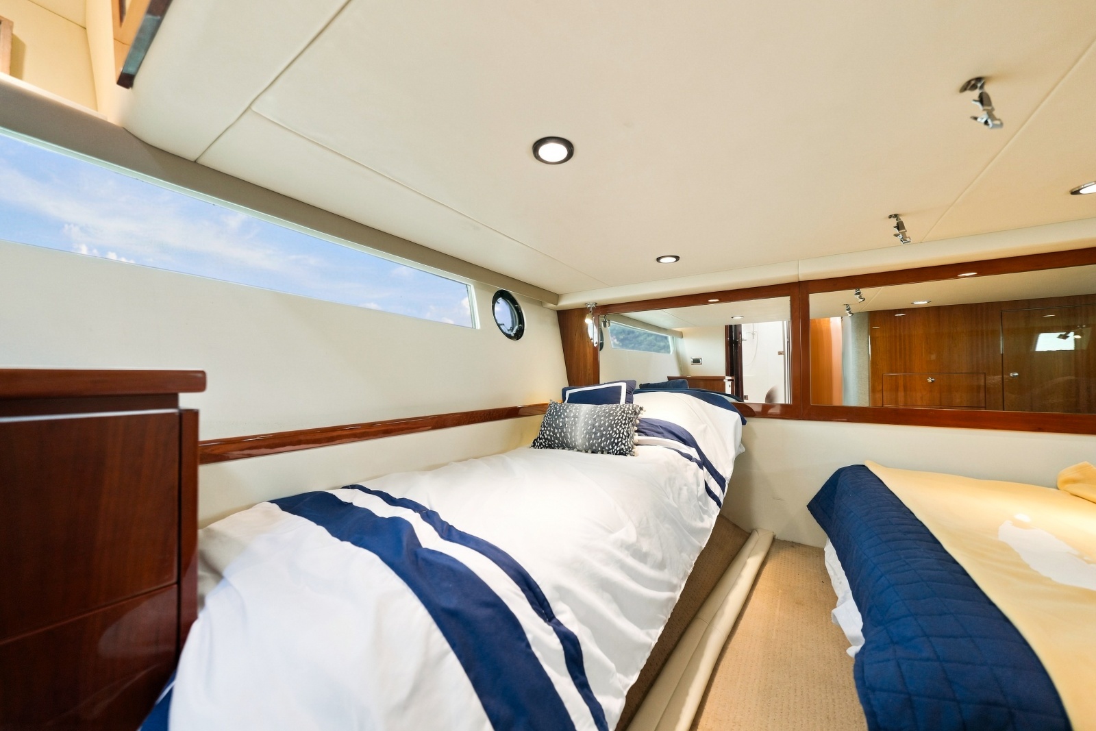 2015 Riviera 4400 Sport Yacht