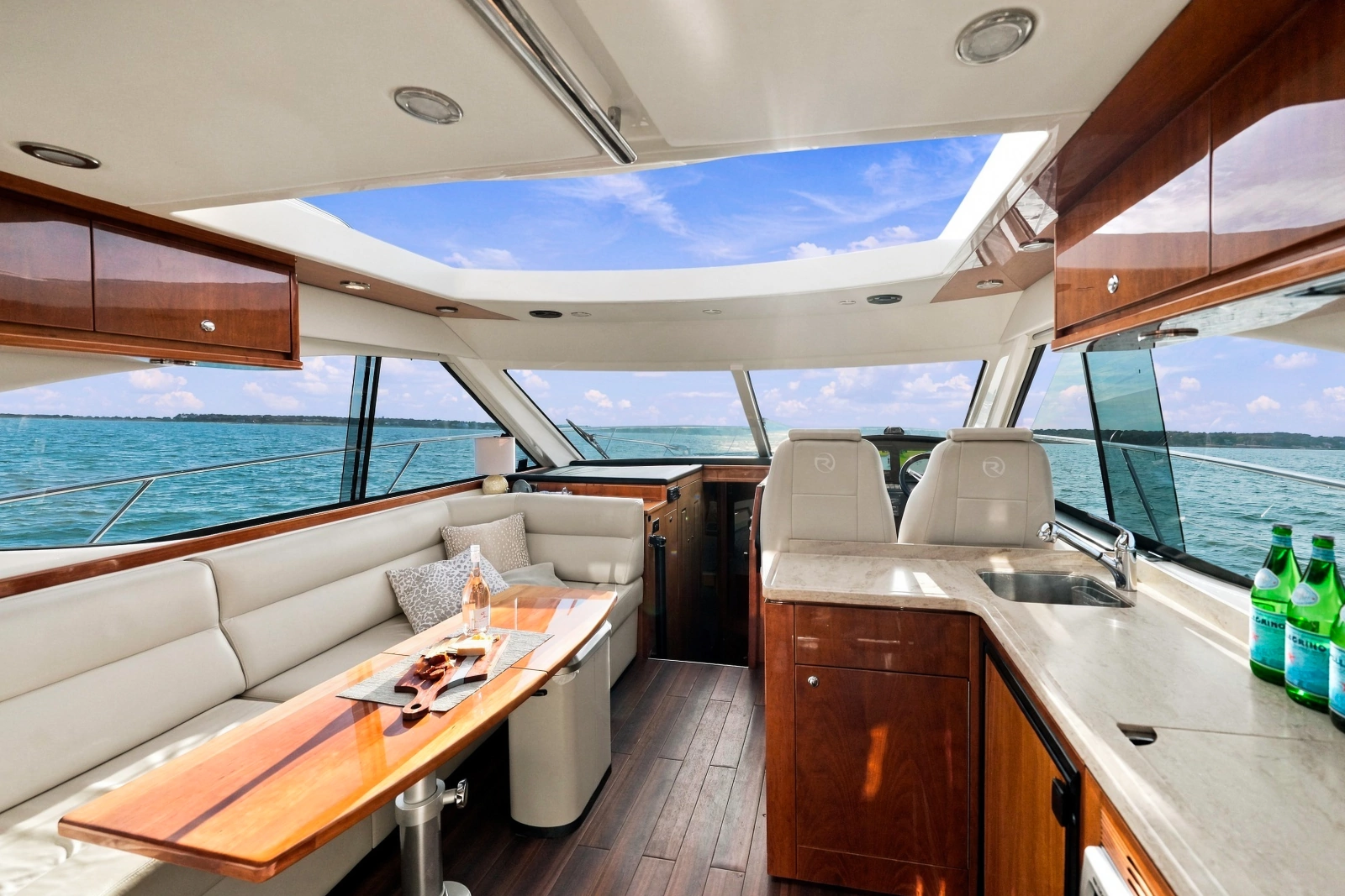 2015 Riviera 4400 Sport Yacht