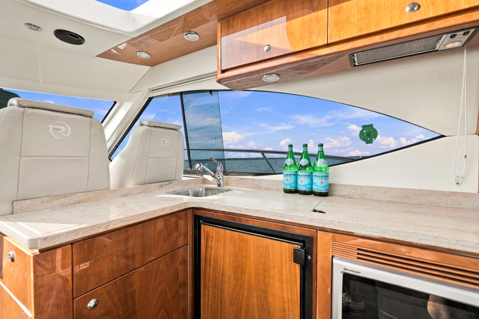 2015 Riviera 4400 Sport Yacht