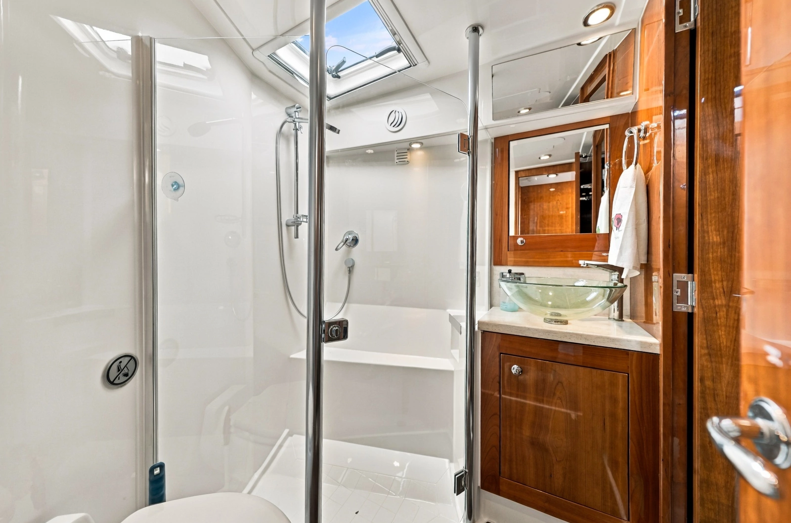 2015 Riviera 4400 Sport Yacht