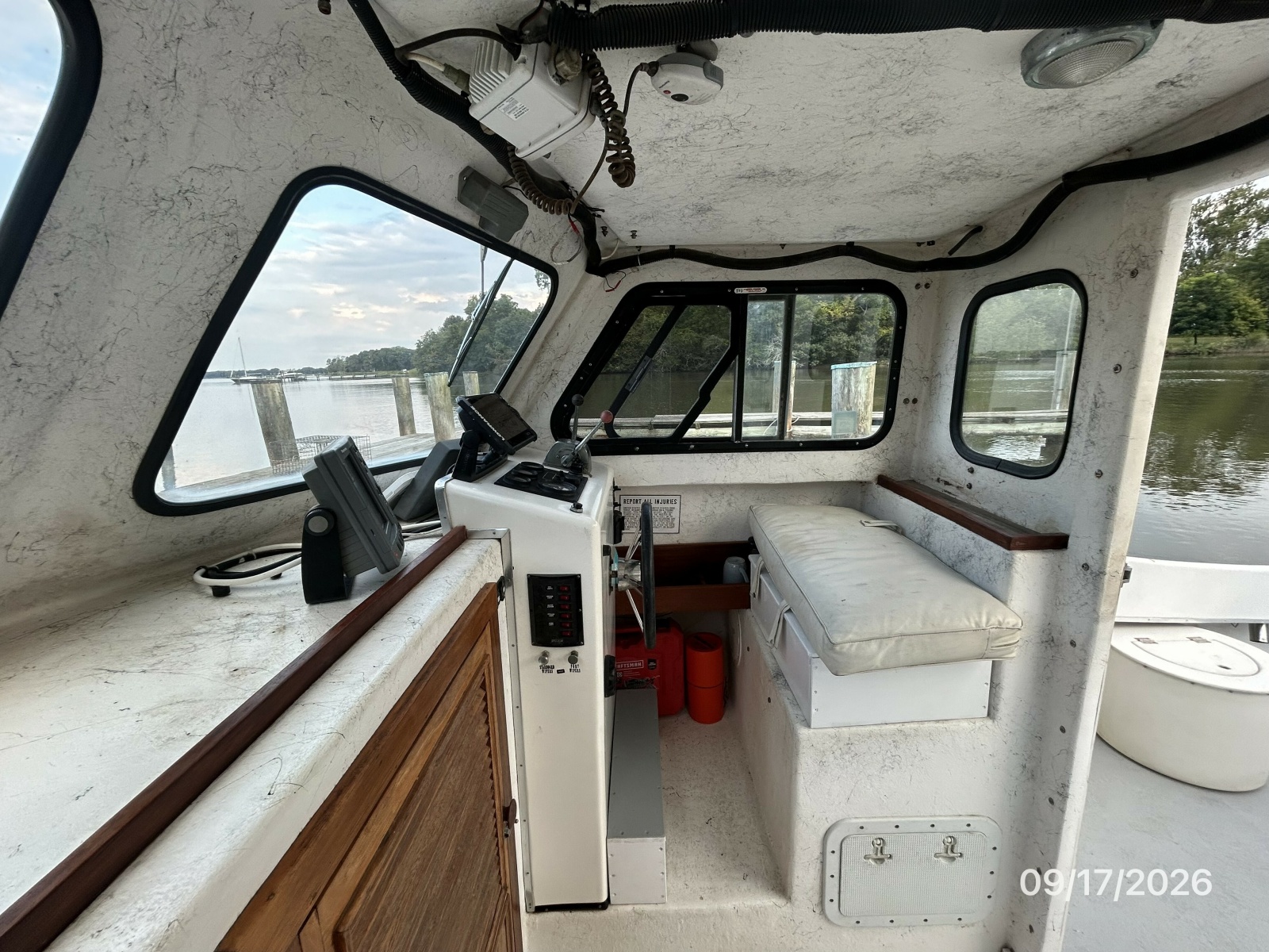 31' Markley/Big Jack pilothouse starboard