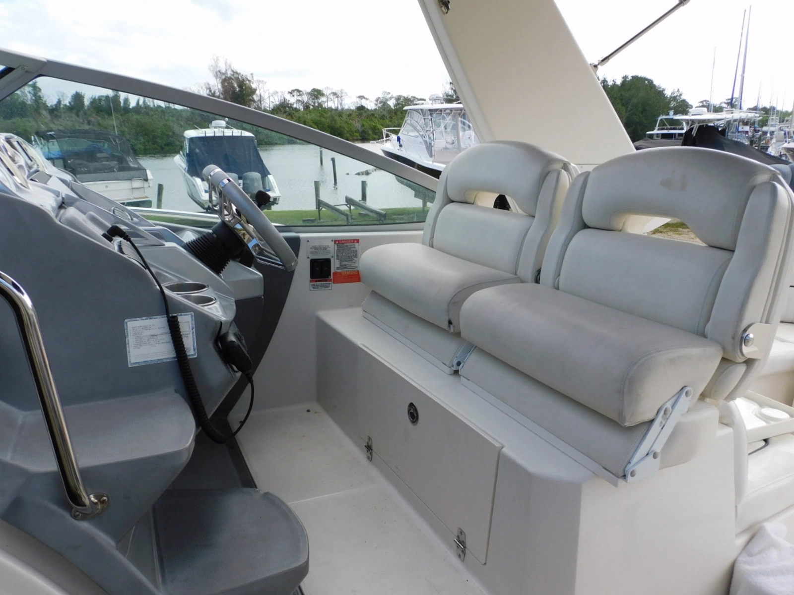 2007 Monterey 330 Sport Yacht