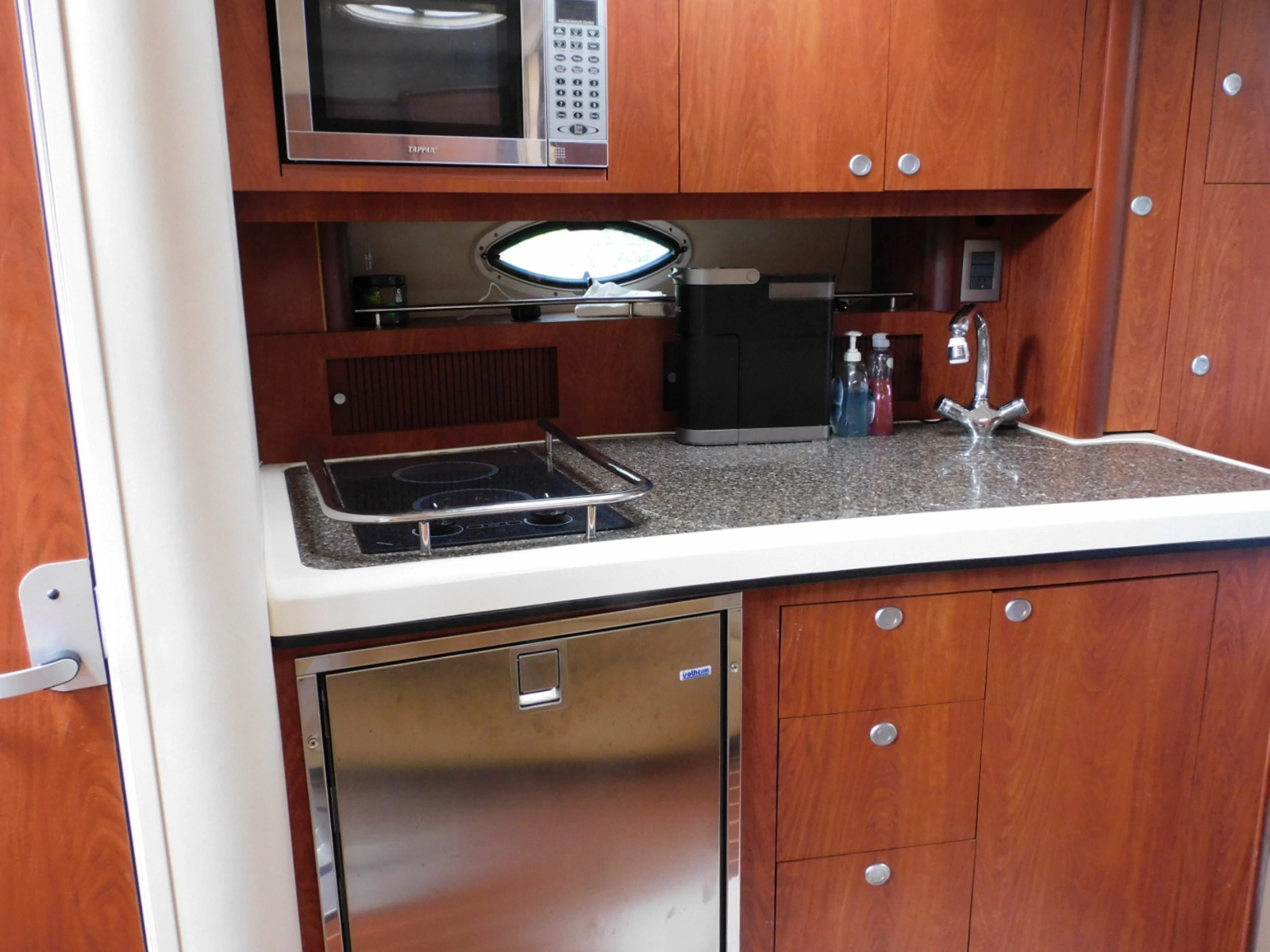 2007 Monterey 330 Sport Yacht