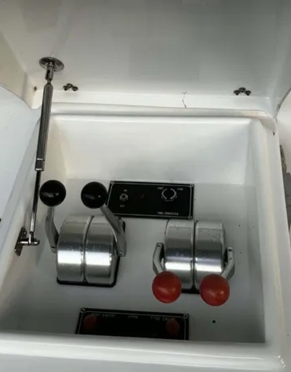 2000 Jefferson Marquessa 56 Cockpit