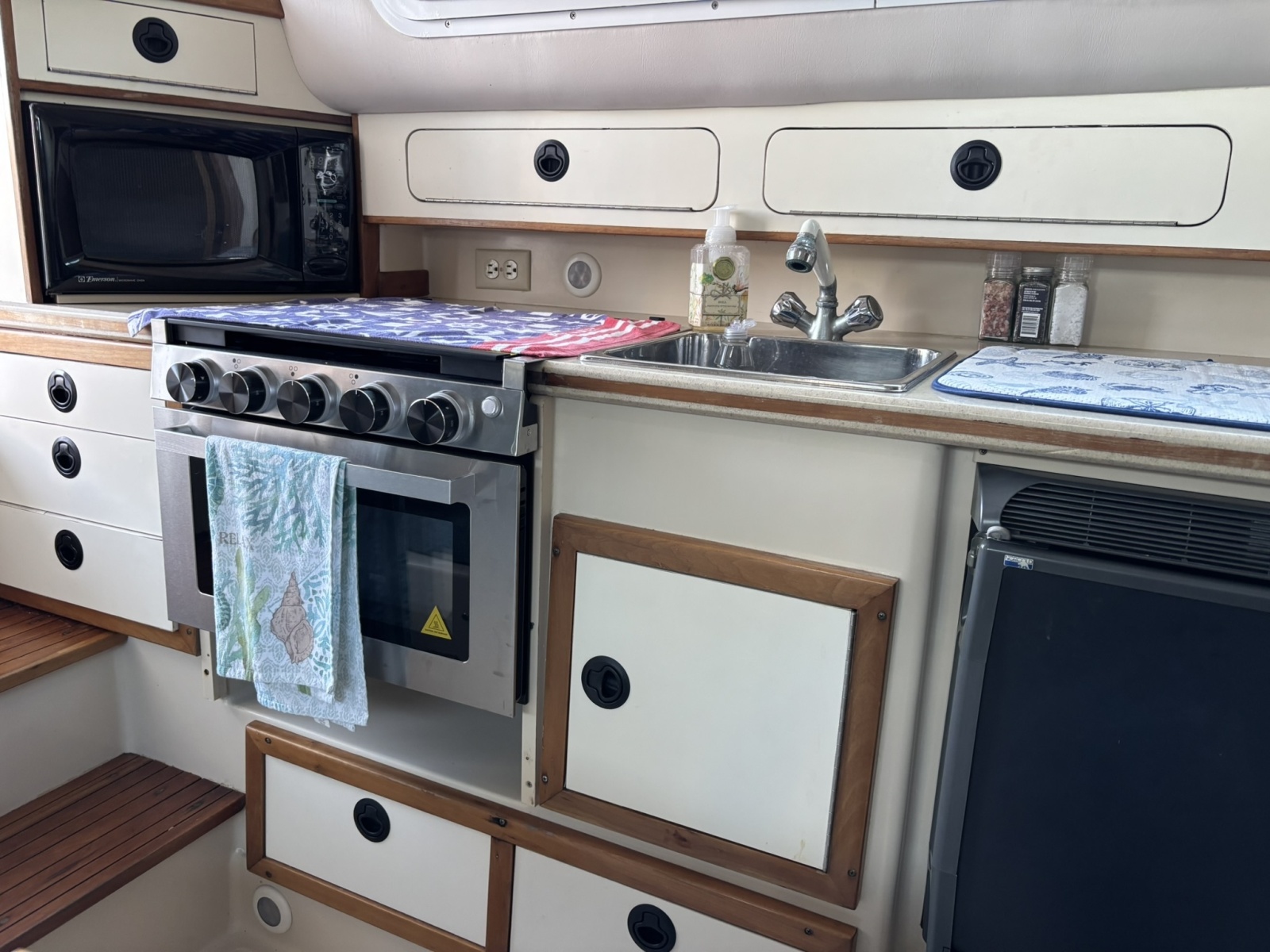 2002 Albin 32+2 Command Bridge