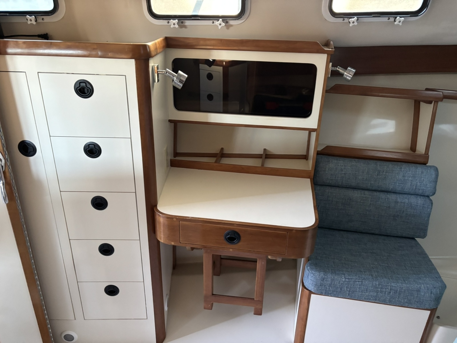 2002 Albin 32+2 Command Bridge