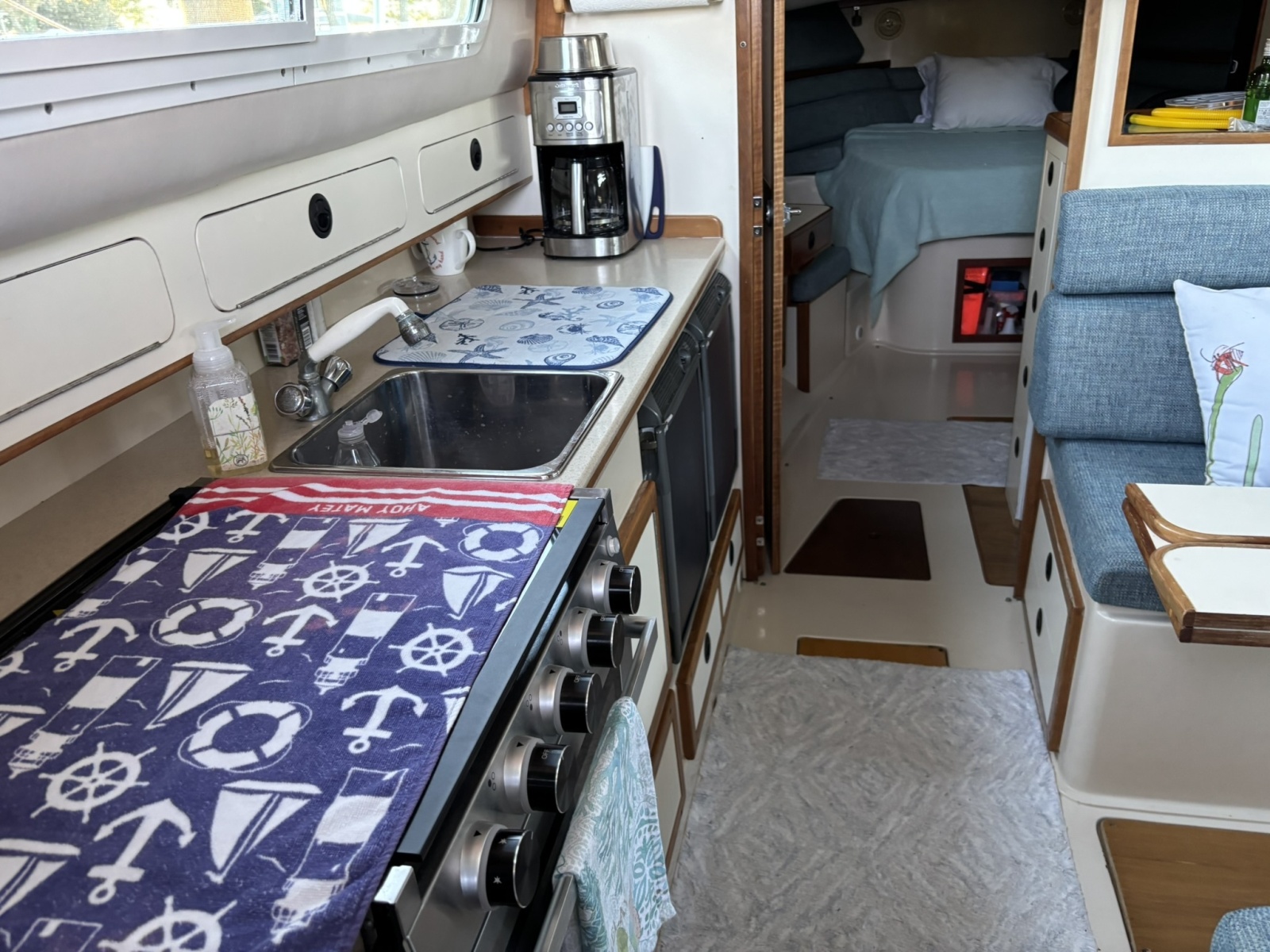 2002 Albin 32+2 Command Bridge