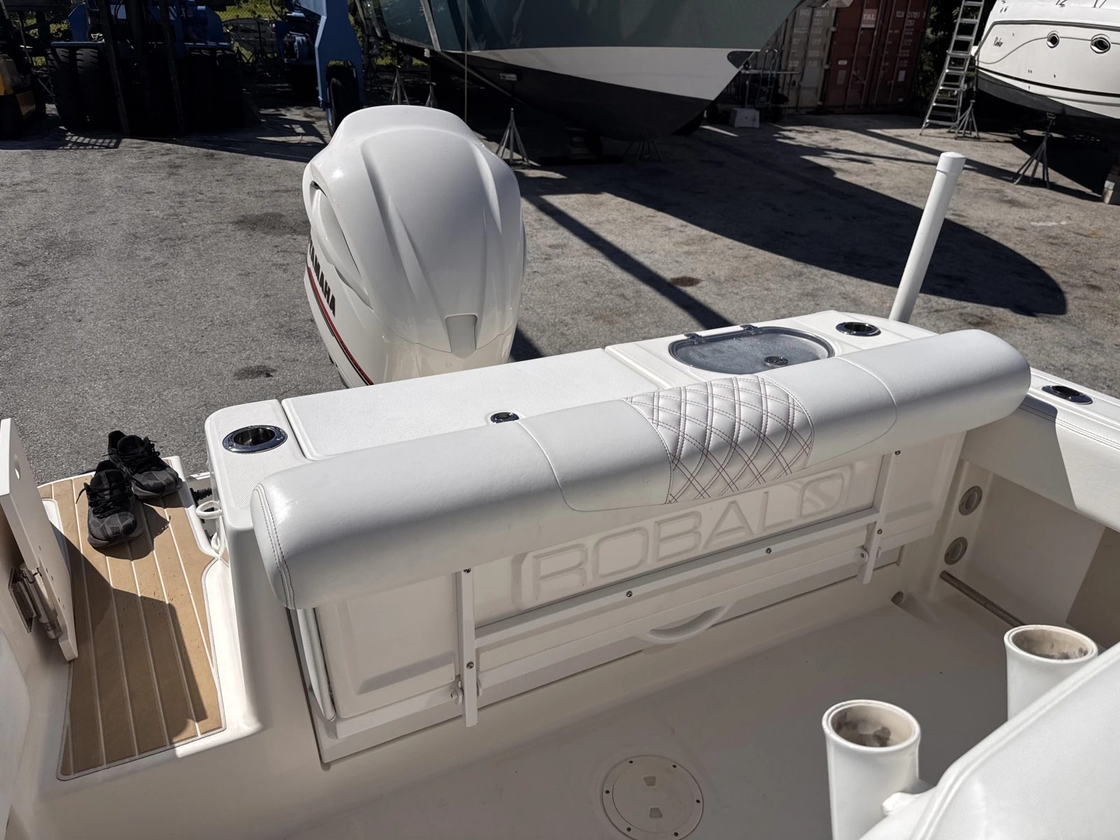 2017 Robalo R242