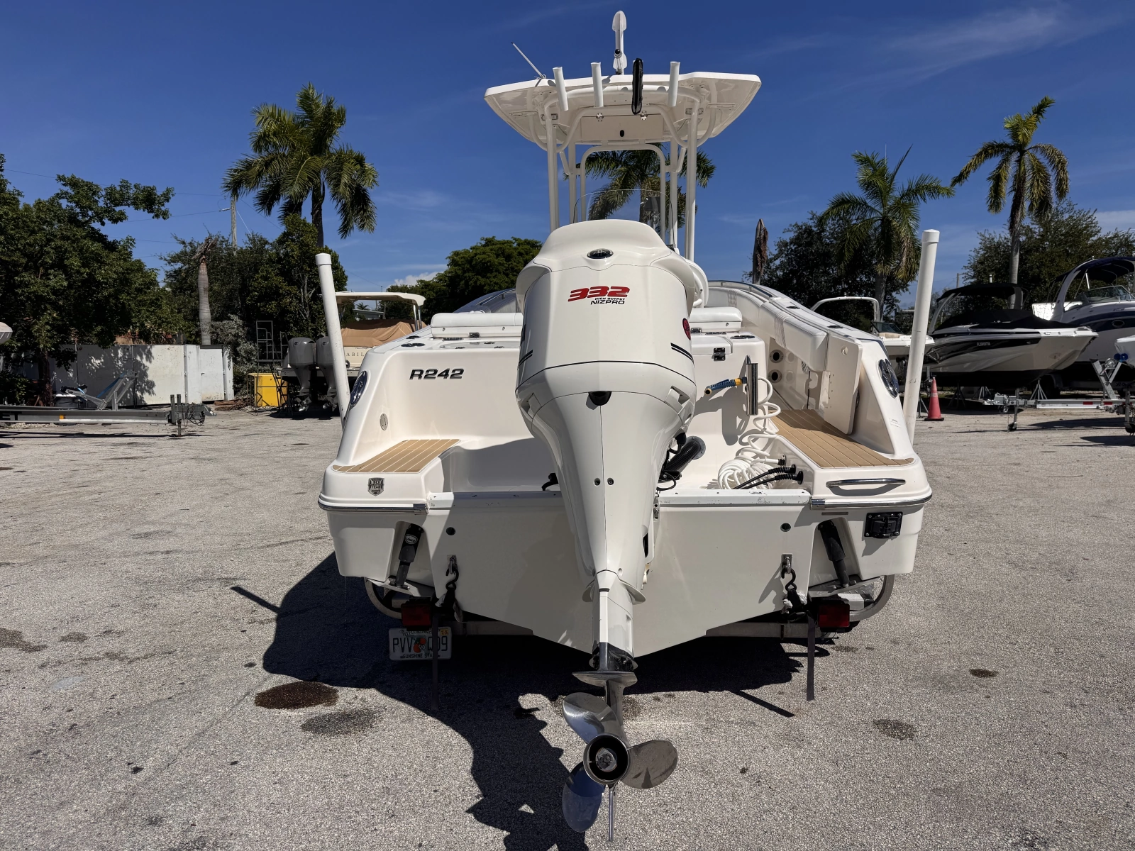 2017 Robalo R242