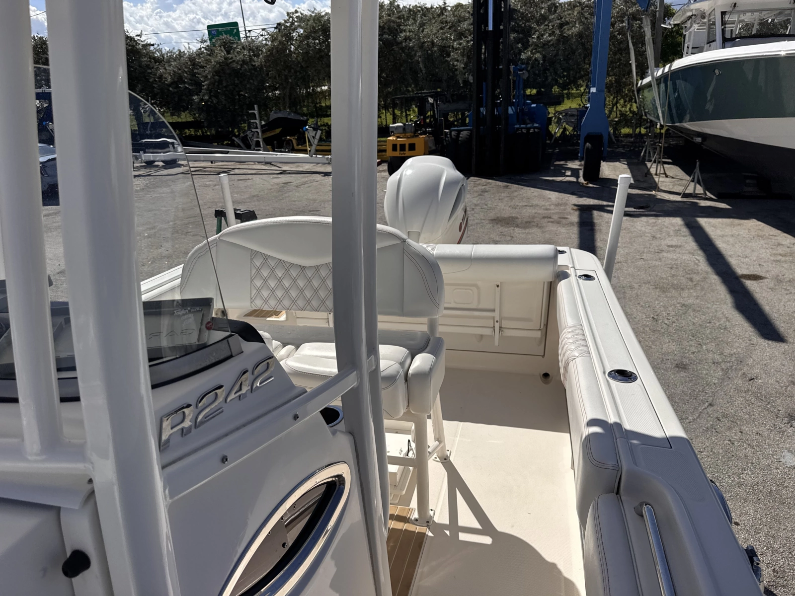 2017 Robalo R242