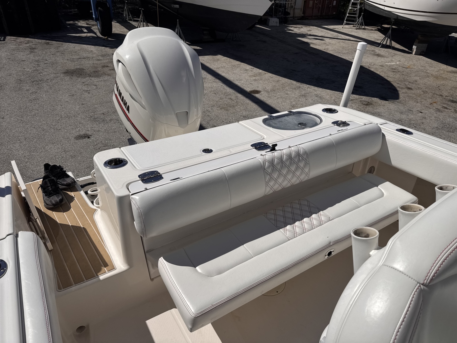 2017 Robalo R242